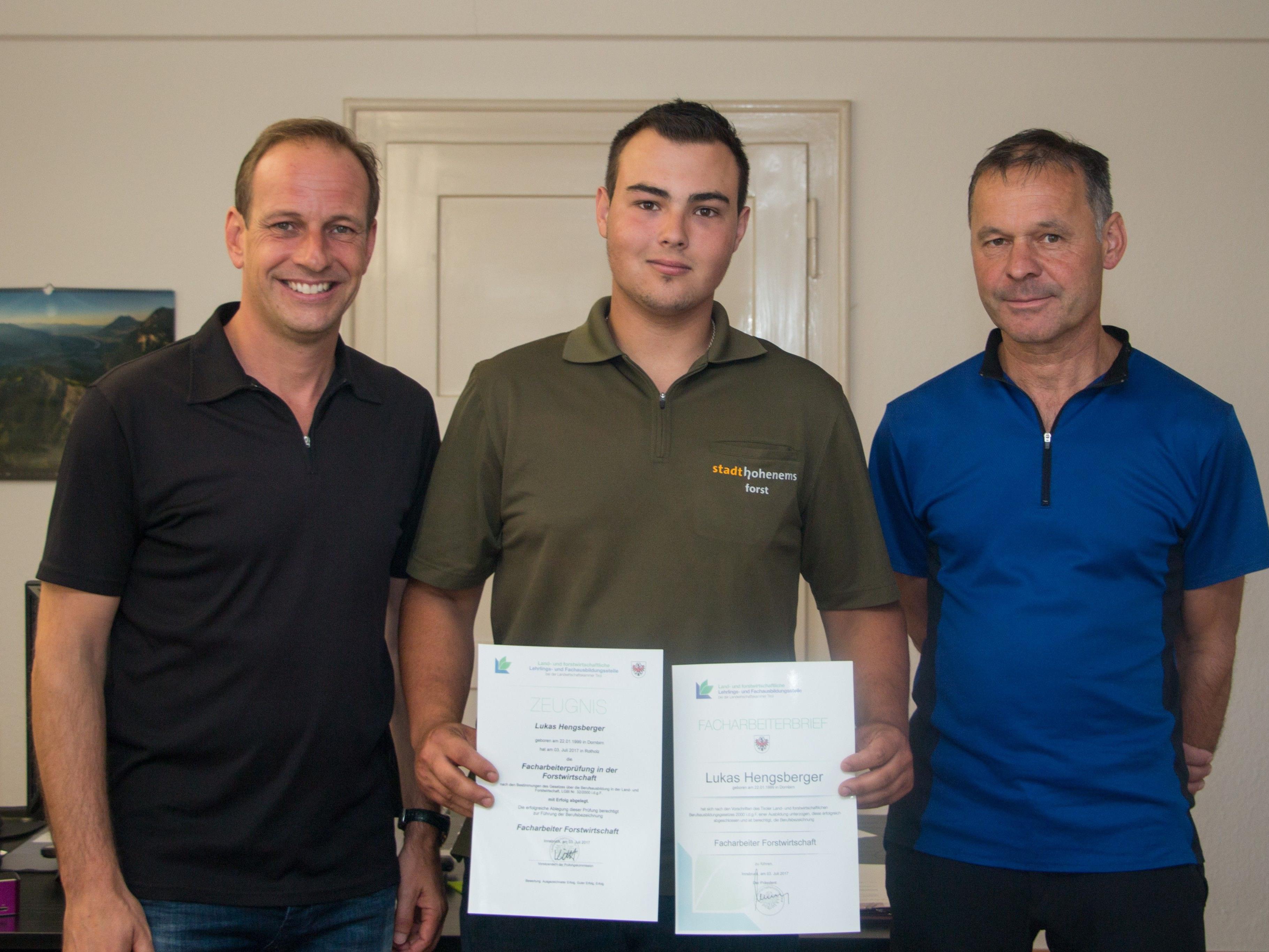 Bürgermeister Dieter Egger und Helmut Kathan gratulierten Lukas zu seinem erfolgreichen Lehrabschluss.