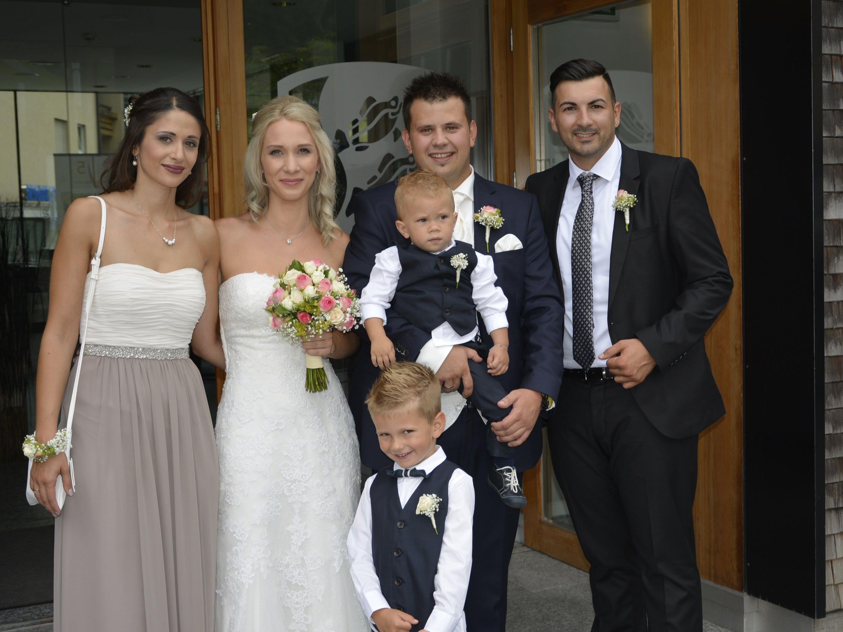 Das Brautpaar mit  Trauzeugen und Kindern bei der standesamtlichen Trauung in Schwarzach.