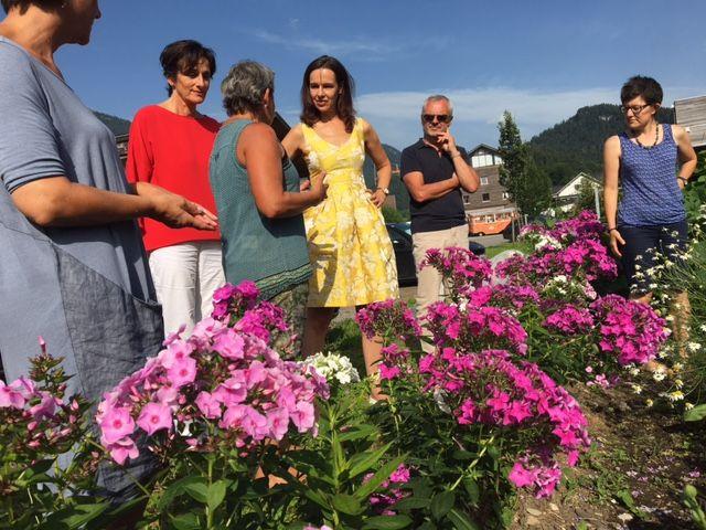 Familienministerin Sophie Karmasin und Landesrätin Bernadette Mennel zeigten sich von den Projekten „Bahnhofsgarten“ und „Gemüse ohne Kilometer“ begeistert