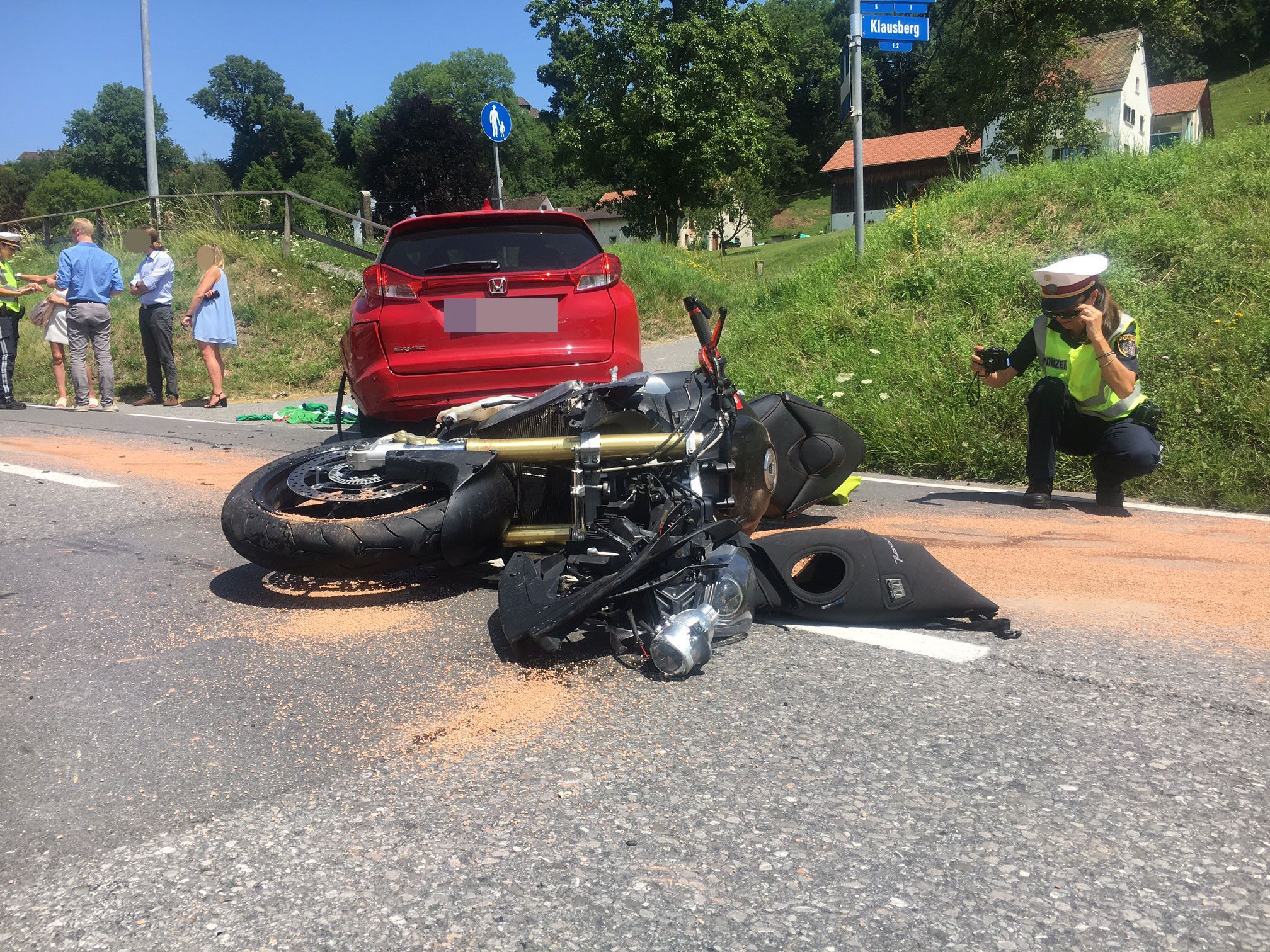Motorradfahrer nach Unfall schwer verletzt. Motorradfahrer nach Unfall schwer verletzt.