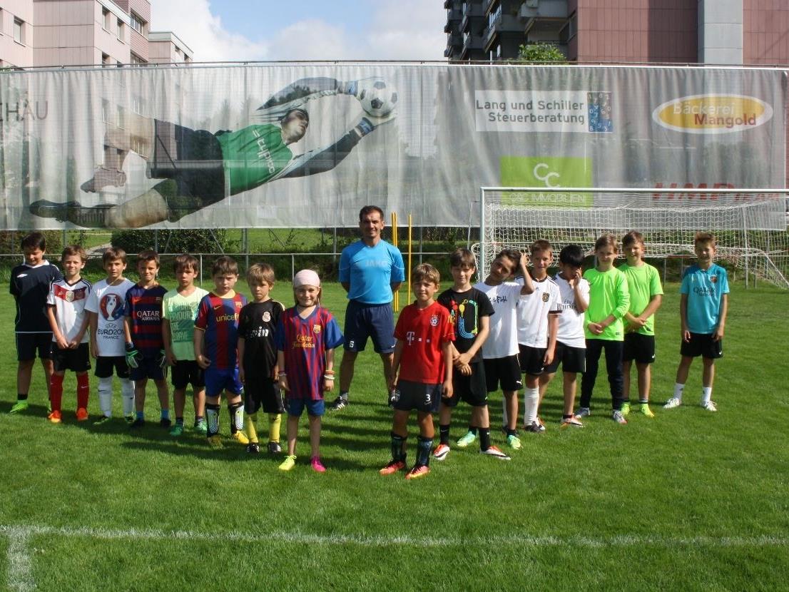 Buben und Mädchen von fünf bis 14 Jahren sind zum Fußball-Nachwuchs-Camp des SV Typico Lochau im Stadion Hoferfeld herzlich eingeladen.