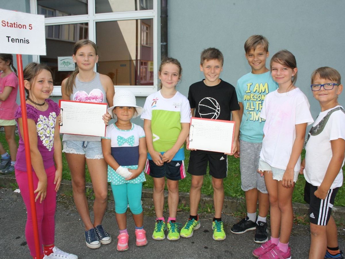 BU: Unterhaltung und Spaß am Sonntag beim Lochauer Dorffest: Die Erwachsenen genießen den Frühschoppen und die Jungen sind bei der „Kinder-Olympiade“ aktiv. BU: Unterhaltung und Spaß am Sonntag beim Lochauer Dorffest: Die Erwachsenen genießen den Frühschoppen und die Jungen sind bei der „Kinder-Olympiade“ aktiv.