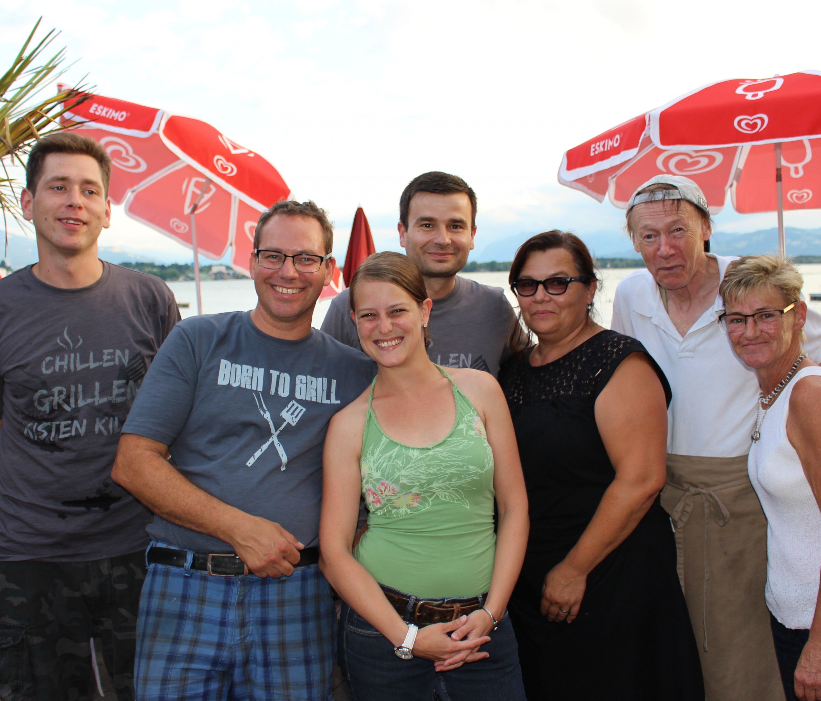 Als neuer Geschäftsführer lädt Markus Grosser („born to grill“) mit seinem Team zum sommerlichen Terrassen-Genuss im „Treff am See“ am Lochauer Bodenseeufer. Als neuer Geschäftsführer lädt Markus Grosser („born to grill“) mit seinem Team zum sommerlichen Terrassen-Genuss im „Treff am See“ am Lochauer Bodenseeufer.