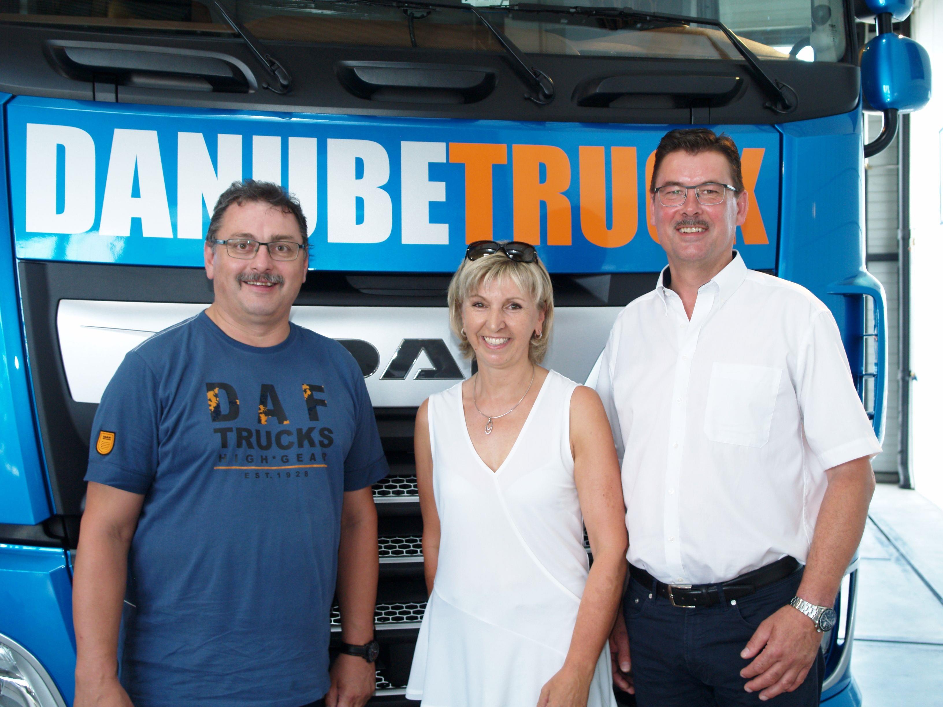 Werkstattleiter Bruno Bischof und Danube Truck Standortleiter Markus Monz mit Margot