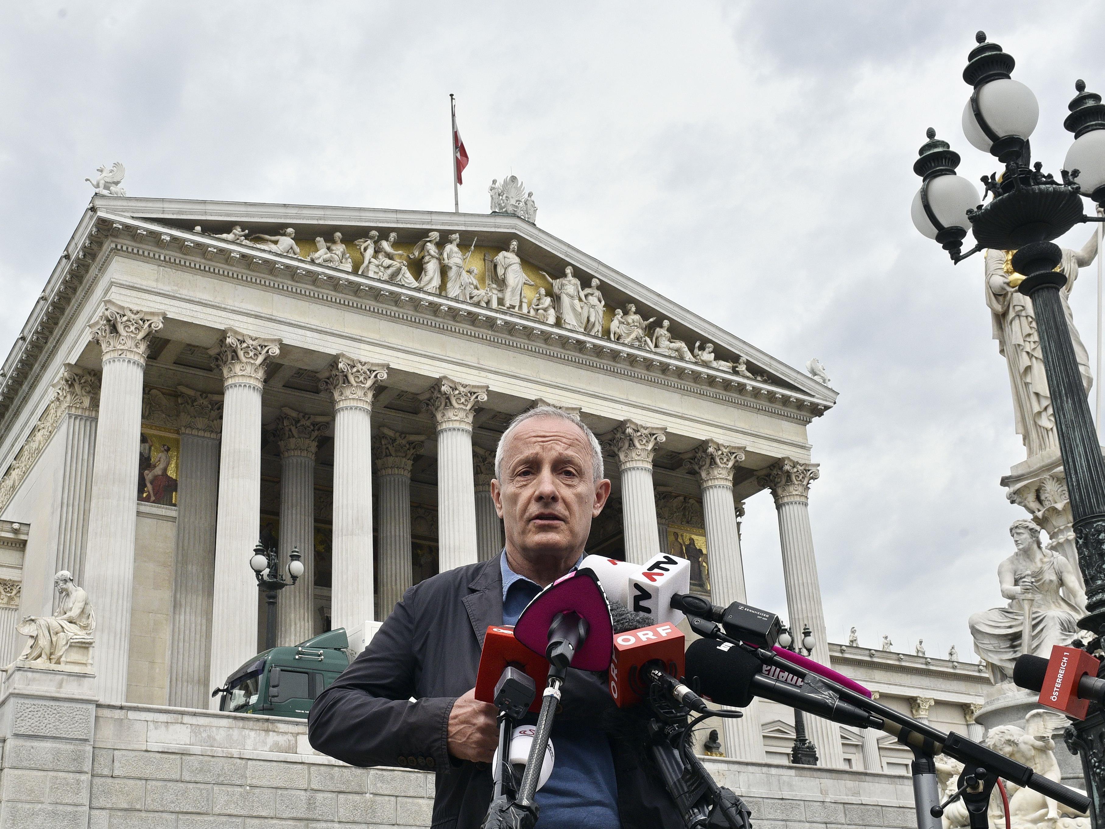 Peter Pilz vor dem Parlamentsgebäude in Wien.