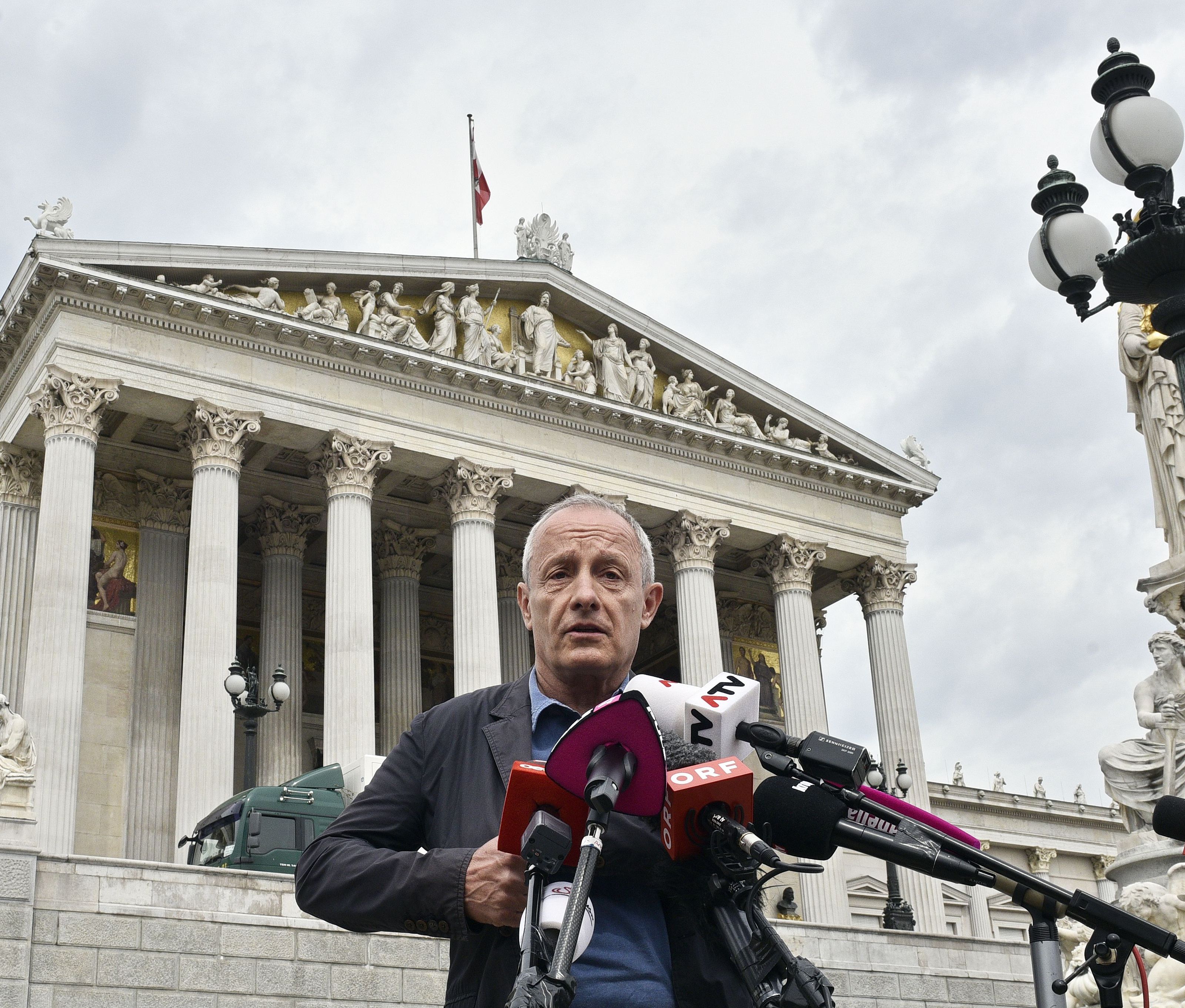 Peter Pilz vor dem Parlamentsgebäude in Wien. Peter Pilz vor dem Parlamentsgebäude in Wien.
