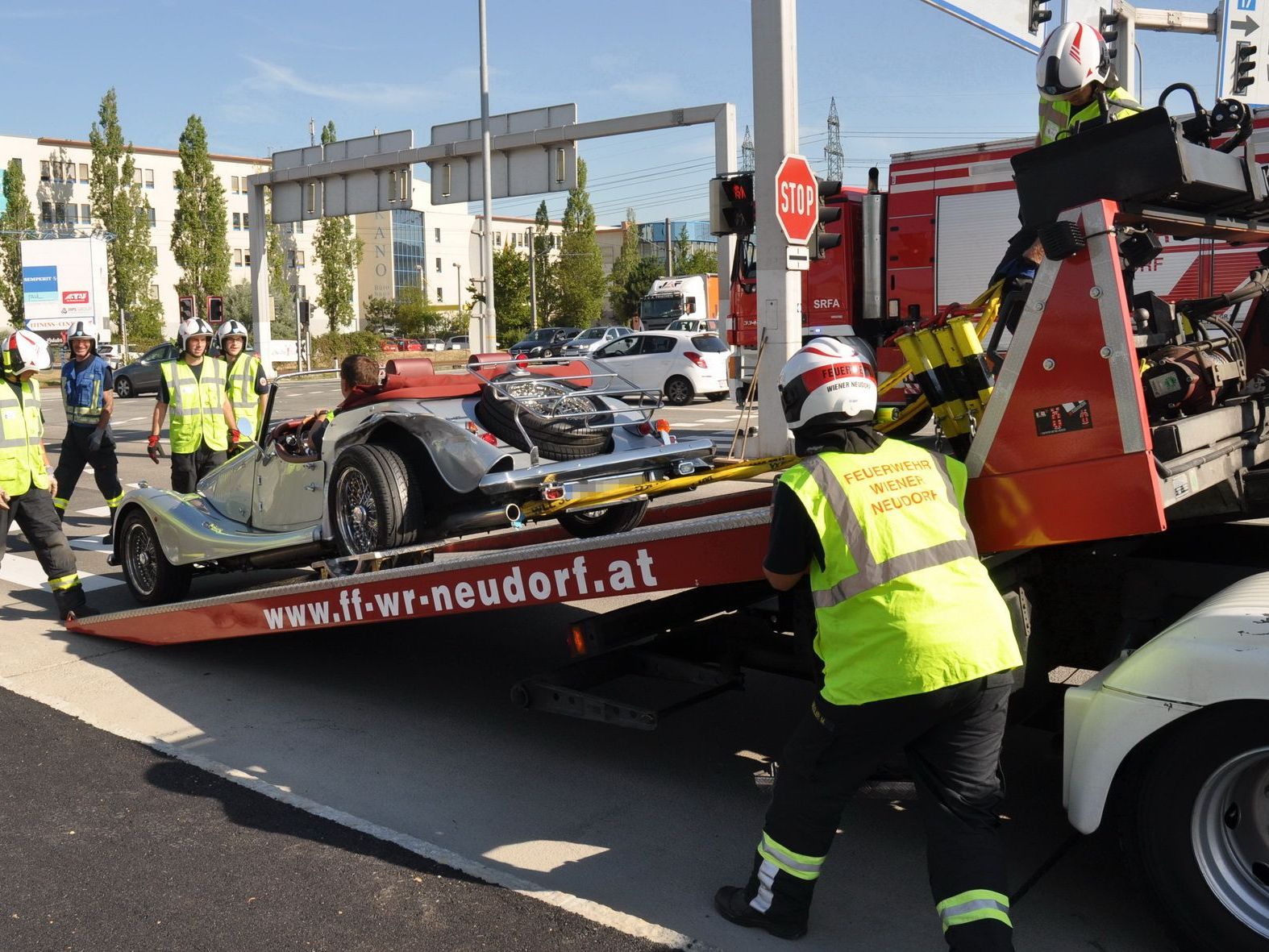 Dieser Oldtimer wurde von der FF Wiener Neudorf geborgen. Dieser Oldtimer wurde von der FF Wiener Neudorf geborgen.