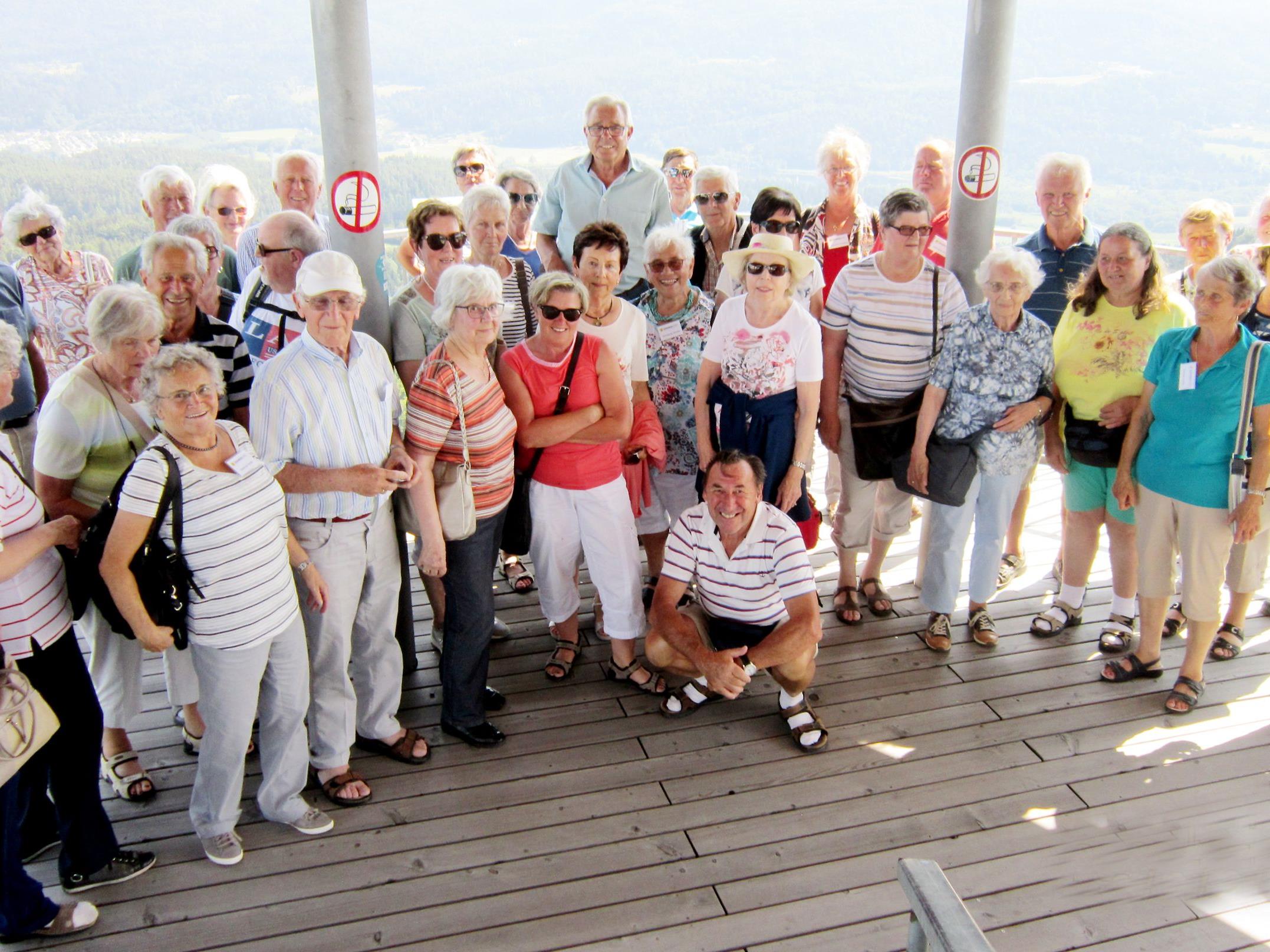 Die Seniorenbund Reisegruppe mit Reiseleiter Peter Schneider auf der Plattform vom Pyramidenkogel