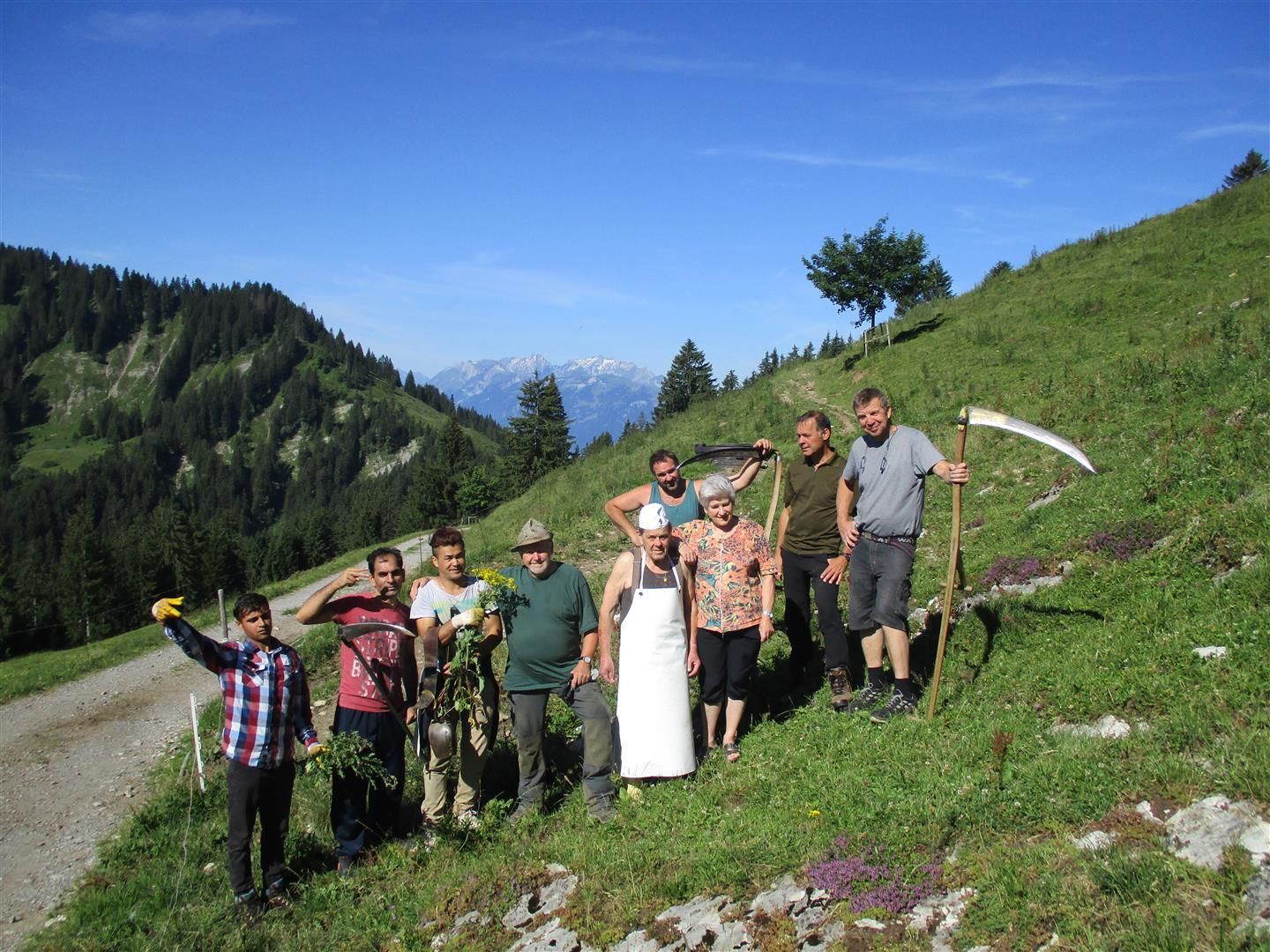 Das Schwenden macht „Scheibi“ und den Asylwerbern sichtlich Spaß. Das Schwenden macht „Scheibi“ und den Asylwerbern sichtlich Spaß.