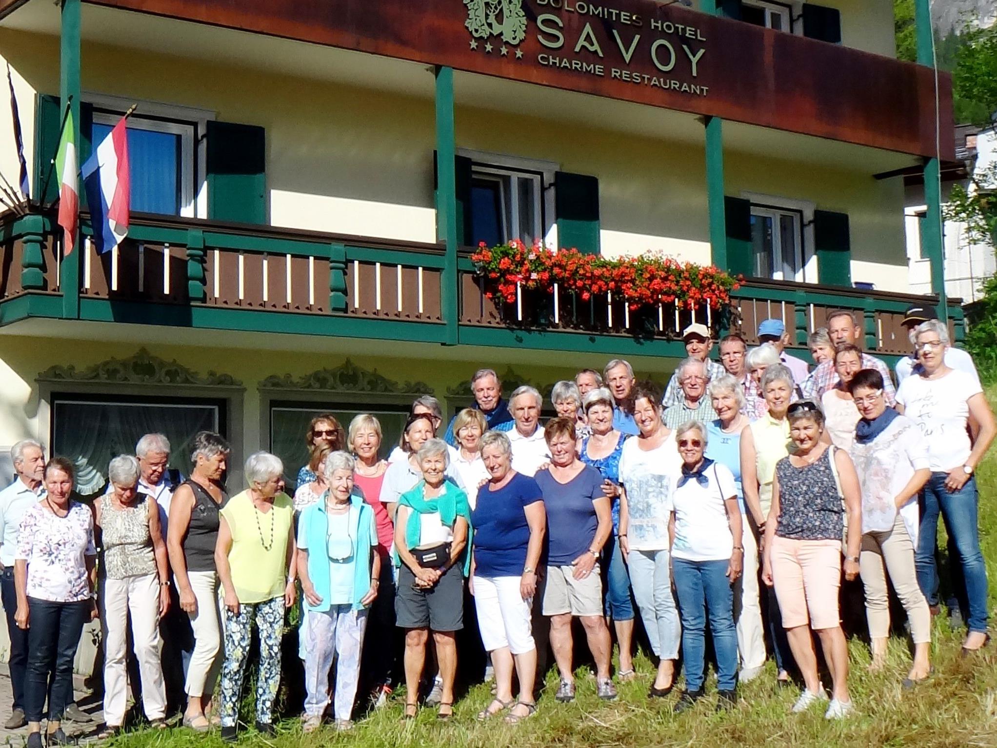 Die Seniorenbund Wandergruppe beim Gruppenfoto in Alta Badia mit Elmar Hilbe und J. Campestrini