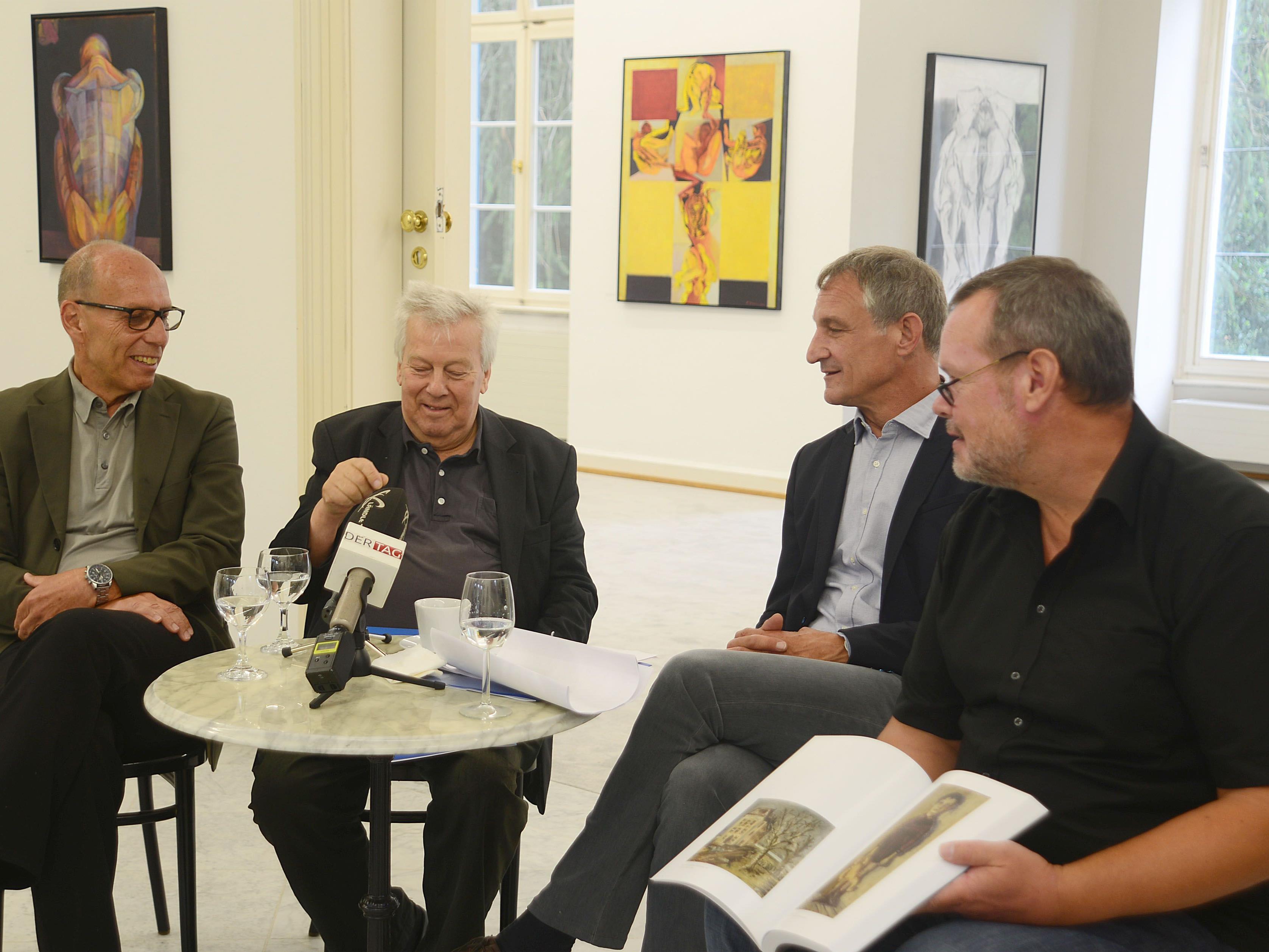 StR Michael Rauth, Erich Smodics, Bgm. Markus Linhart, Ausstellungskurator Thomas Schiretz.