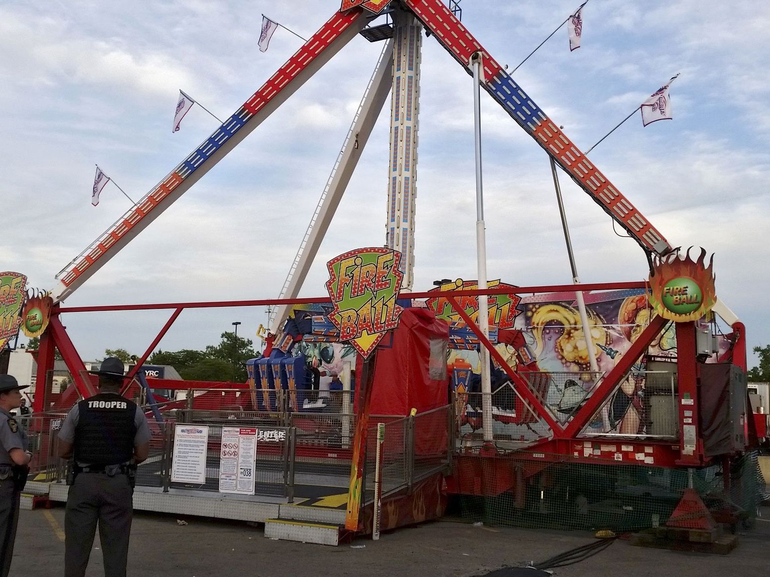 Polizisten am verunglückten Fahrgeschäft. Polizisten am verunglückten Fahrgeschäft.