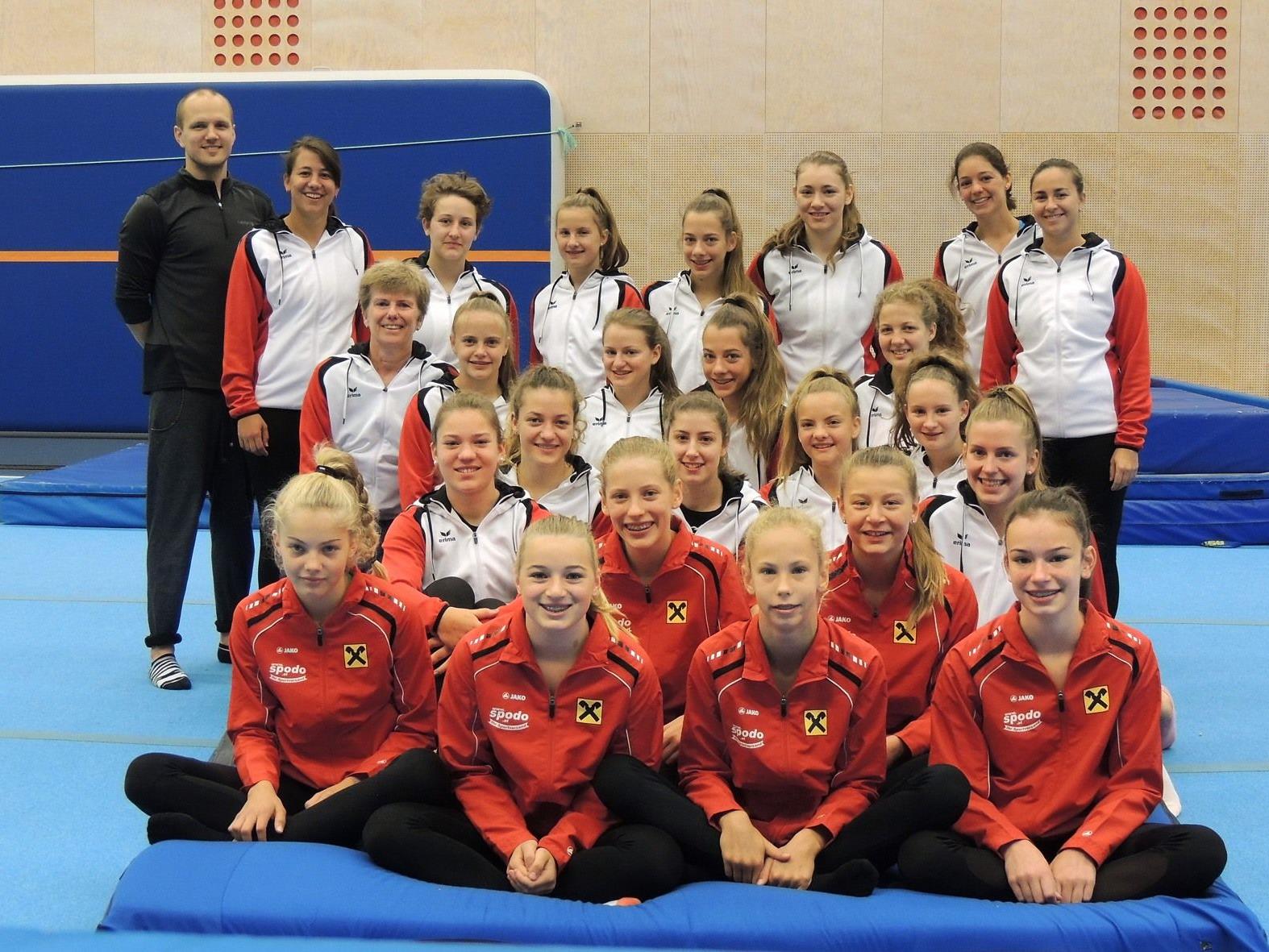 Teamturnerinnen des Turnsportzentrums Dornbirn mit Trainern in Sollentuna/Stockholm