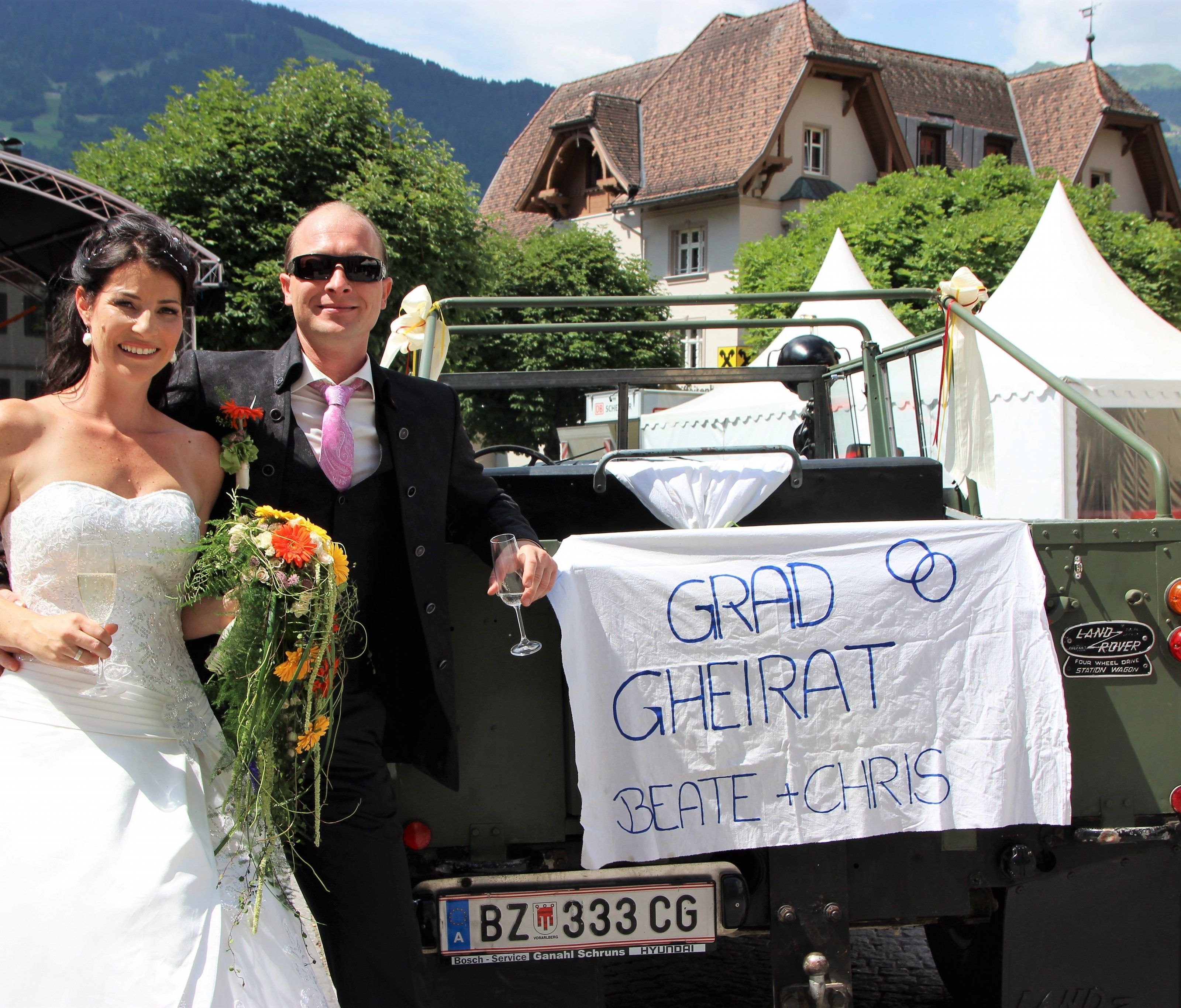 Das frisch vermählte Paar nach der standesamtlichen Trauung Das frisch vermählte Paar nach der standesamtlichen Trauung