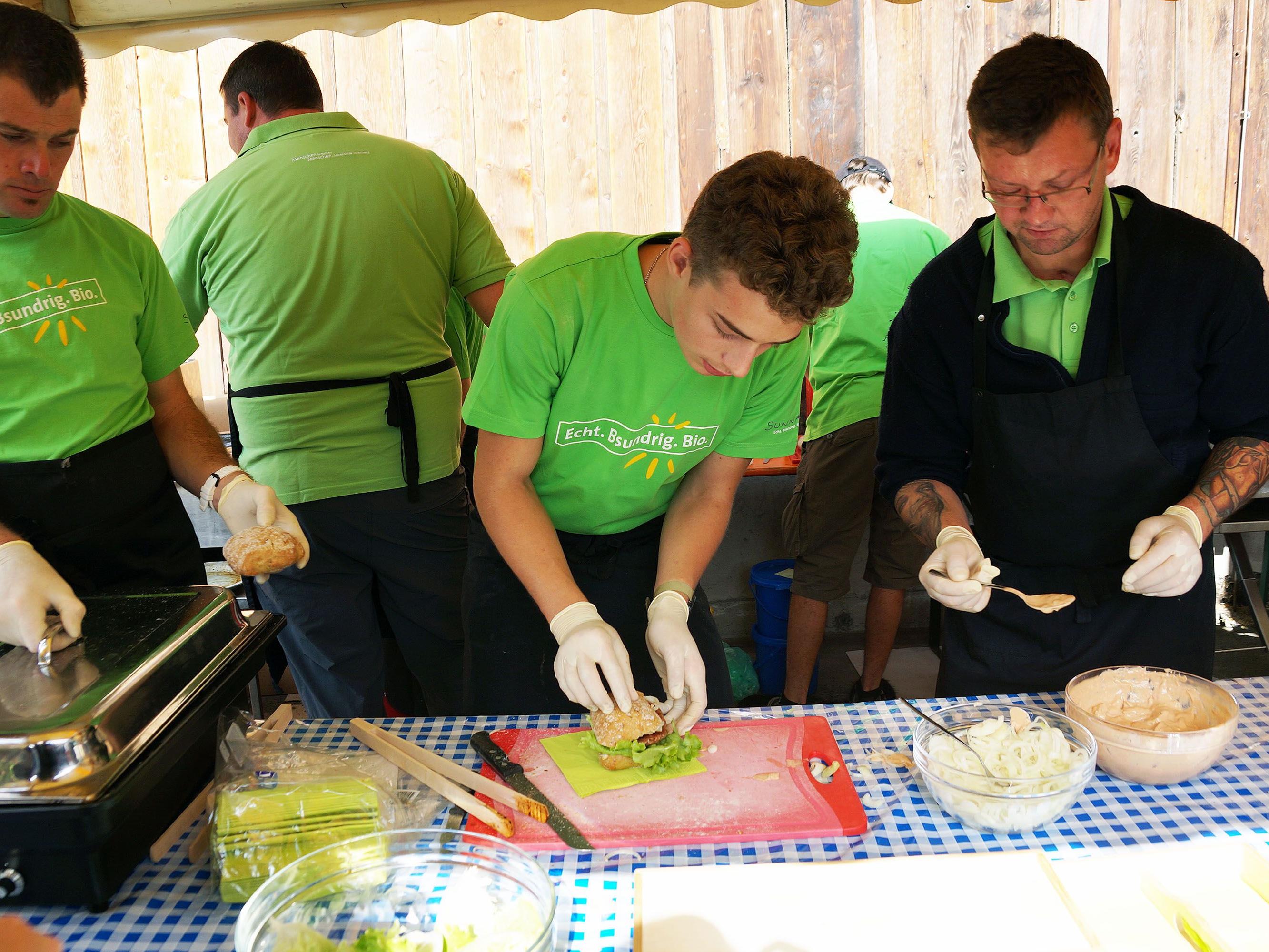 Der Sunnahof-Burger sowie der Vegi-Burger werden beim Poolbar Festival vom Sunnahof-Team frisch zubereitet.