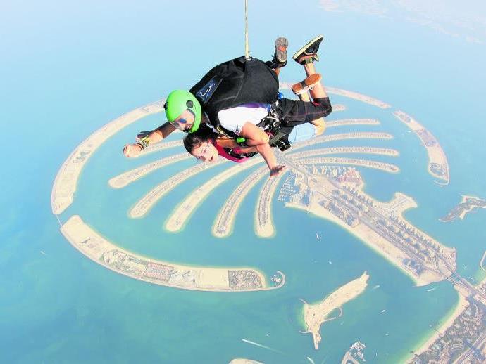 Eines der schönsten Erlebnisse für Julia in Dubai war ein Fallschirmsprung über der Stadt.