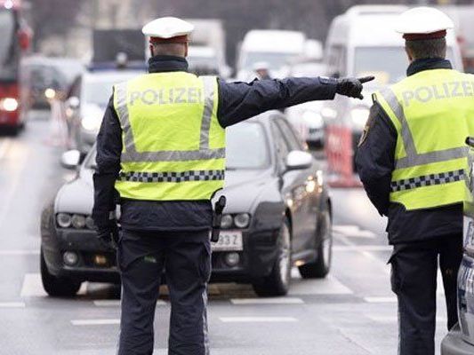 Eine Demo sorgt am Samstag für eine kurzzeitige Sperre des Rings in Wien. Eine Demo sorgt am Samstag für eine kurzzeitige Sperre des Rings in Wien.