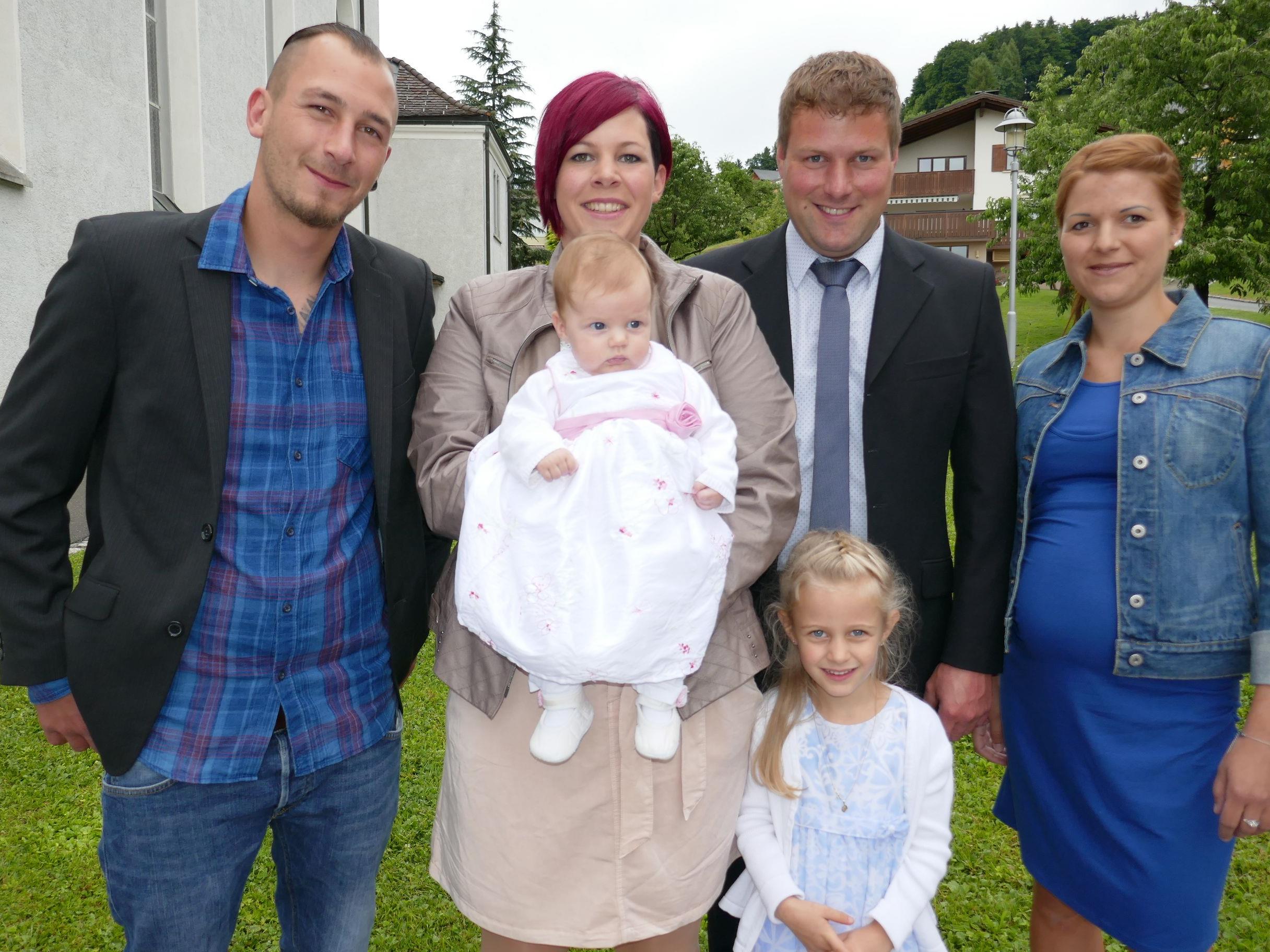 Taufpate Stefan Mittelberger, Mama Doris Mittelberger mit Tochter Lara, Vater Lukas Nachbaur mit Tochter Sofia und Taufpatin Magdalena Nachbaur.