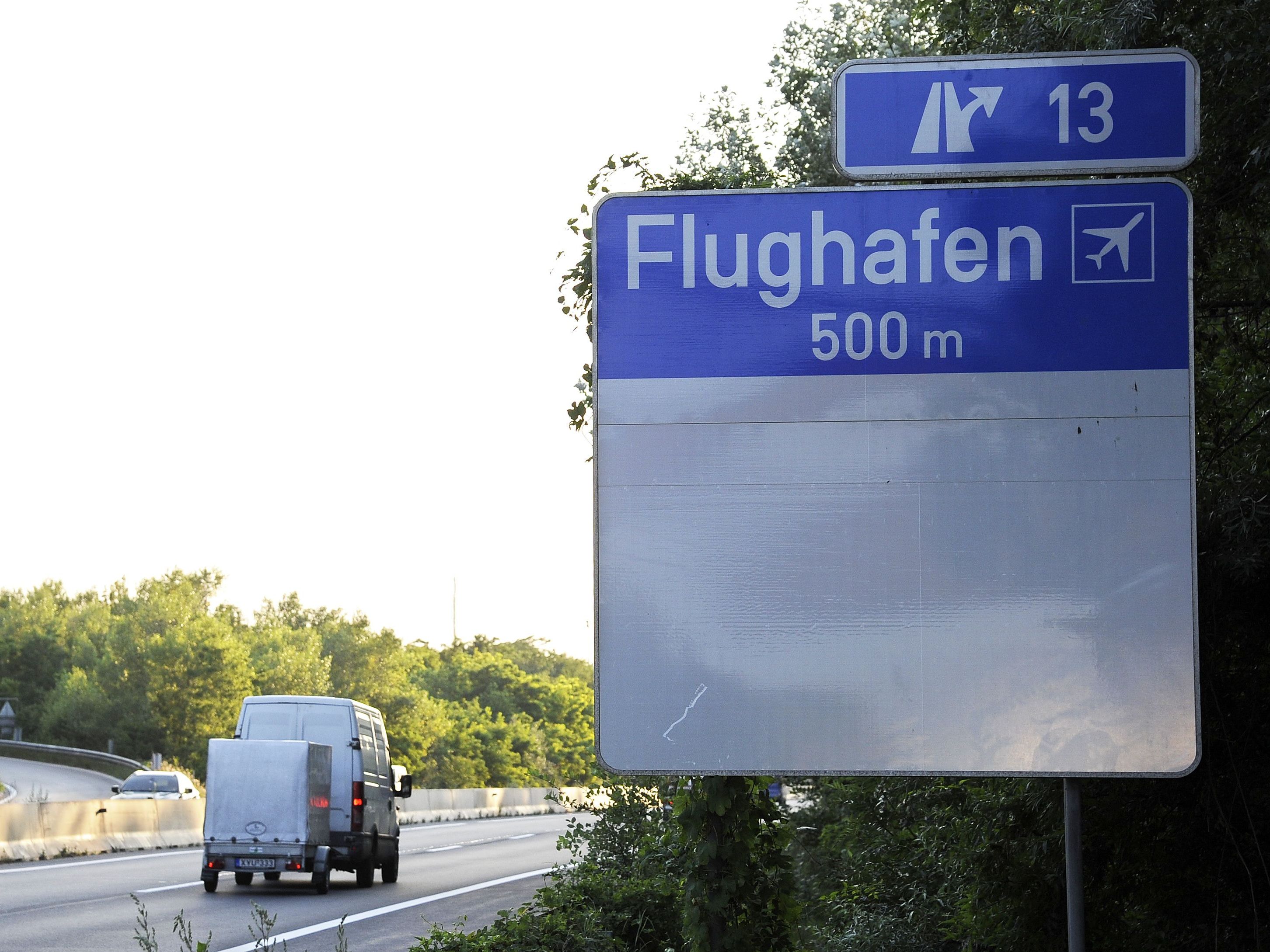 Auf der A4 ereignete sich ein Unfall mit einem Flughafenbus. Auf der A4 ereignete sich ein Unfall mit einem Flughafenbus.