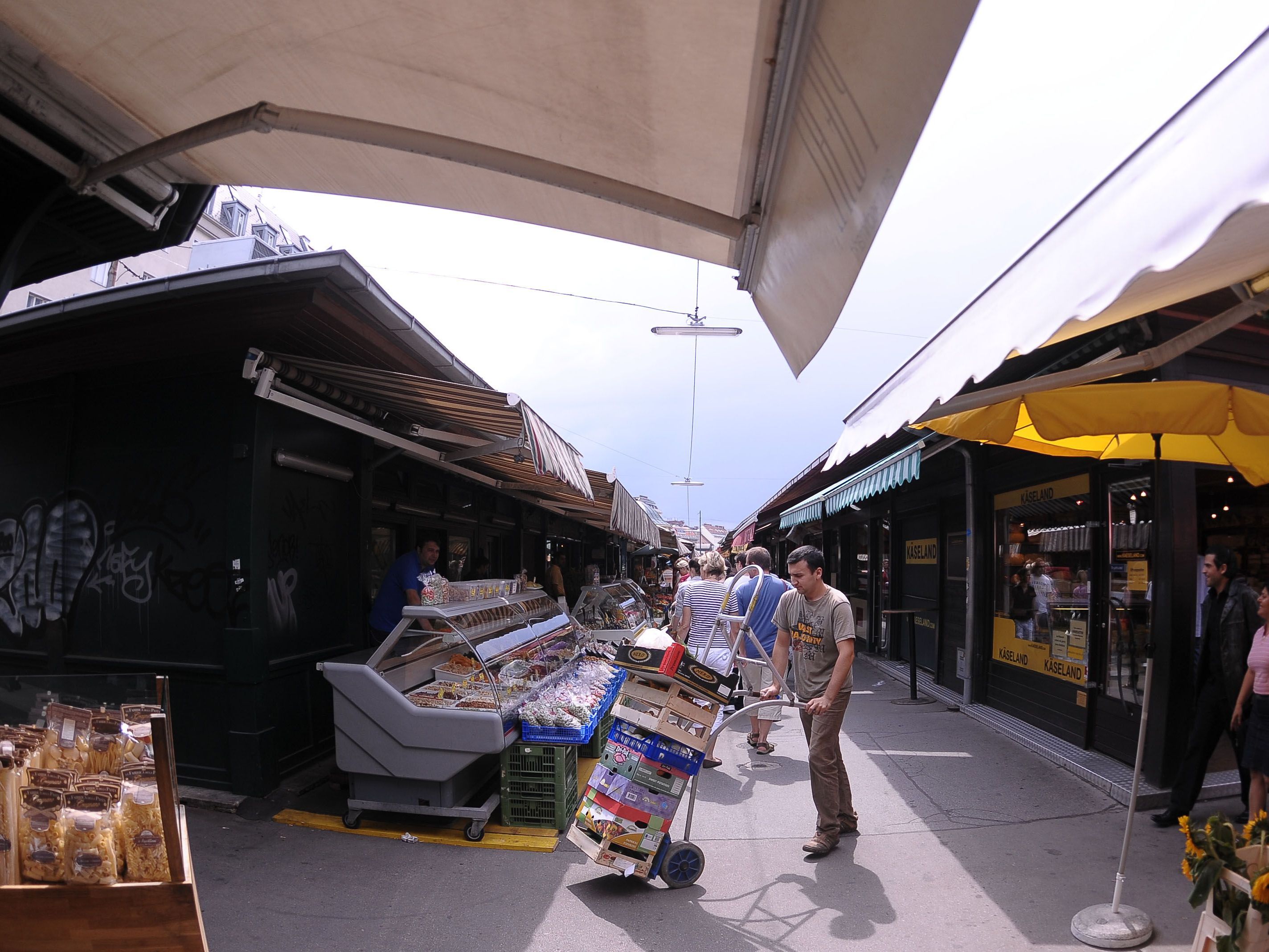 Die Rathausopposition übt Kritik an neuer Gastro-Regelung für Wiener Märkte. Die Rathausopposition übt Kritik an neuer Gastro-Regelung für Wiener Märkte.