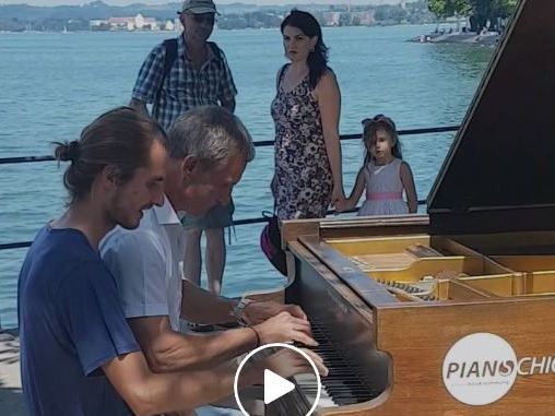 In den Bregenzer Seeanlagen: Markus Linhart am Piano. In den Bregenzer Seeanlagen: Markus Linhart am Piano.