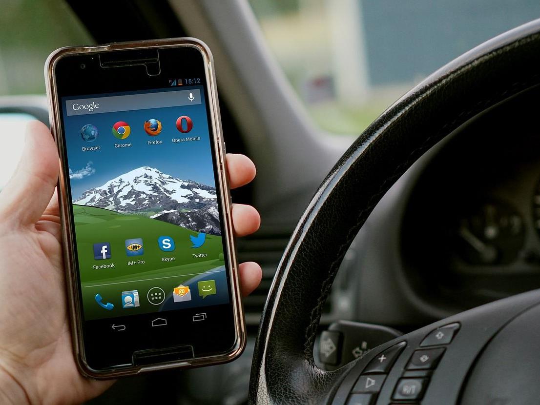 Ablenkung durch das Handy ist im Auto ein immer größeres Problem.