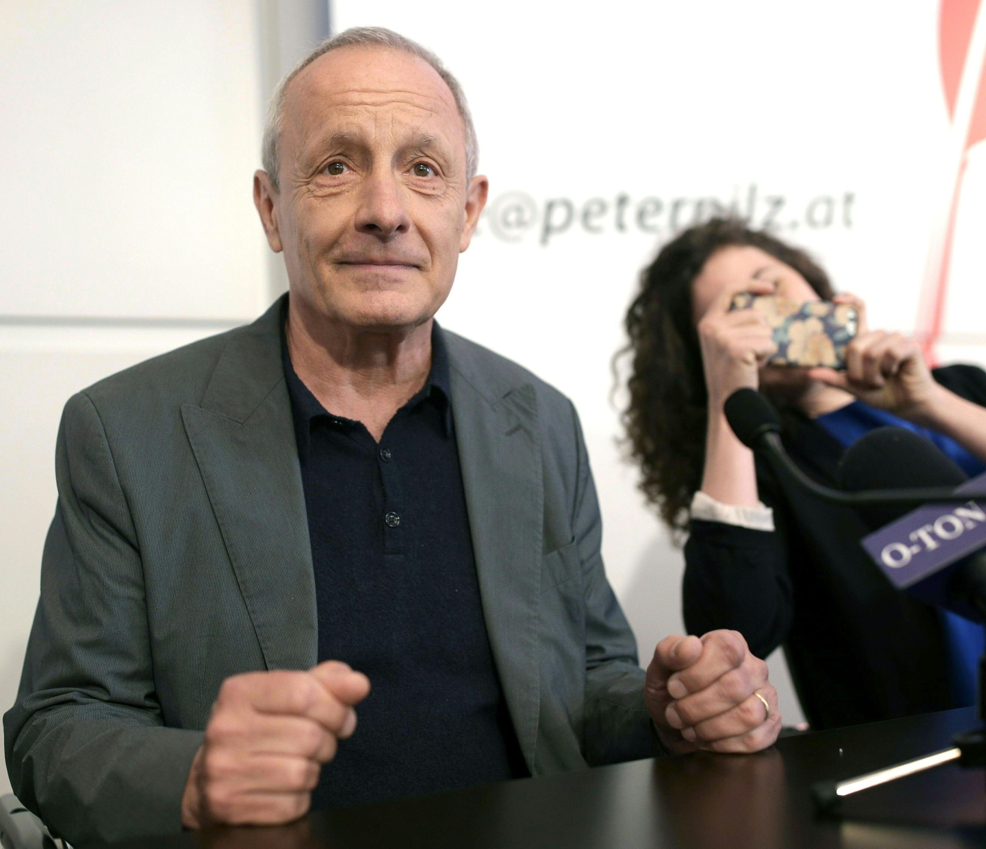 Stephanie Cox fand die Pressekonferenz am Dienstag so aufregend, dass sie diesen Moment mit ihrem Smartphone festhalten musste. Stephanie Cox fand die Pressekonferenz am Dienstag so aufregend, dass sie diesen Moment mit ihrem Smartphone festhalten musste.