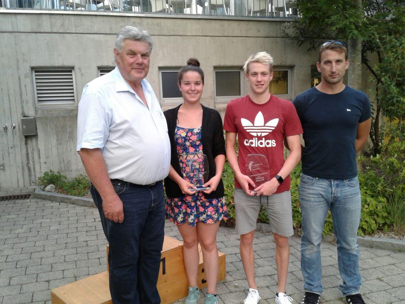 Bgmst. Mandi Katzenmayer, Katharina Cepicka, Jan Niedermayer, Trainer Mathias Eder (v.l.).
