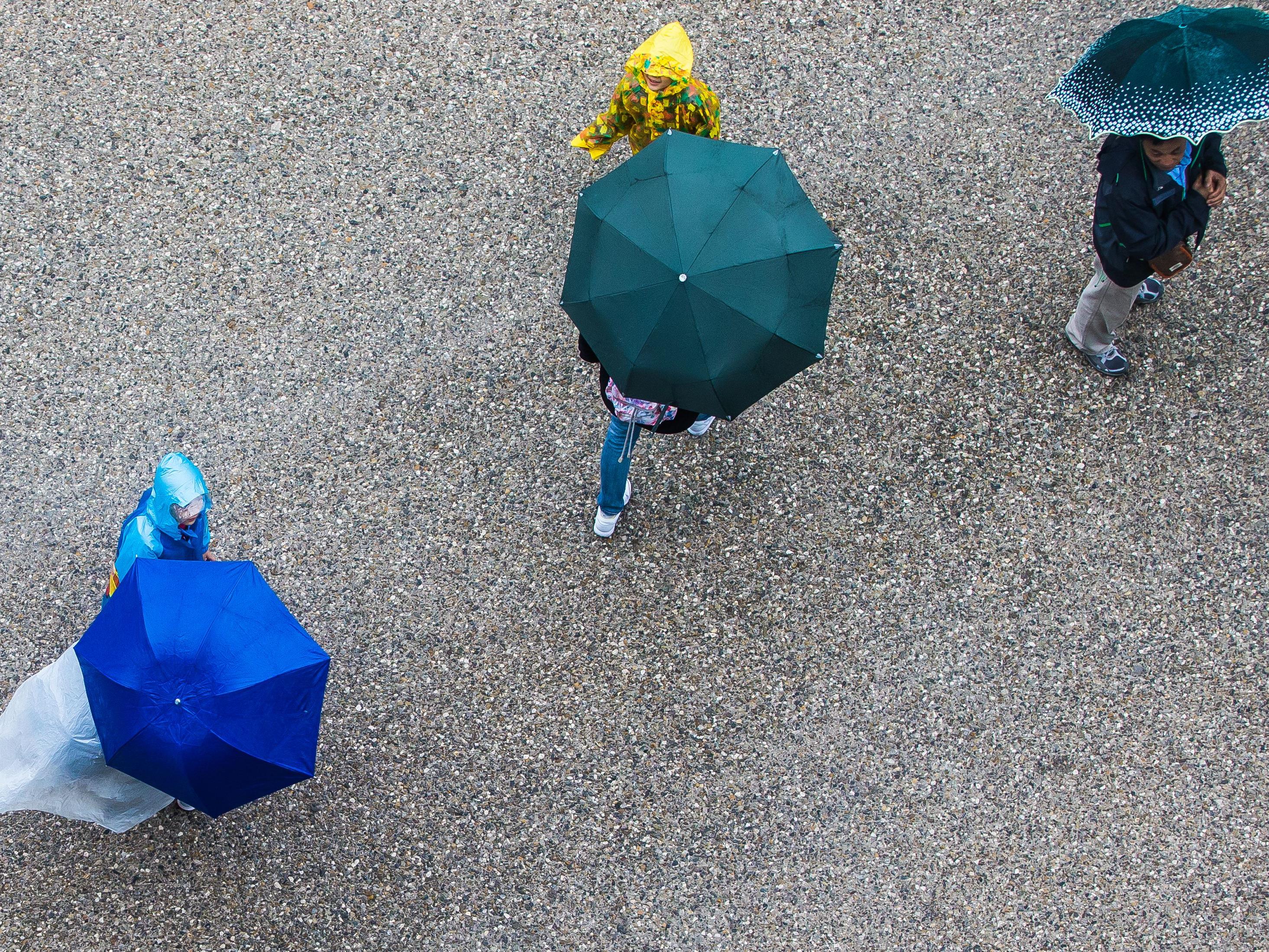 Noch ist der Regenschirm wichtigstes Accesoire in Vorarlberg. Gegen Nachmittag kann er aber nach un nach zu gemacht werden.