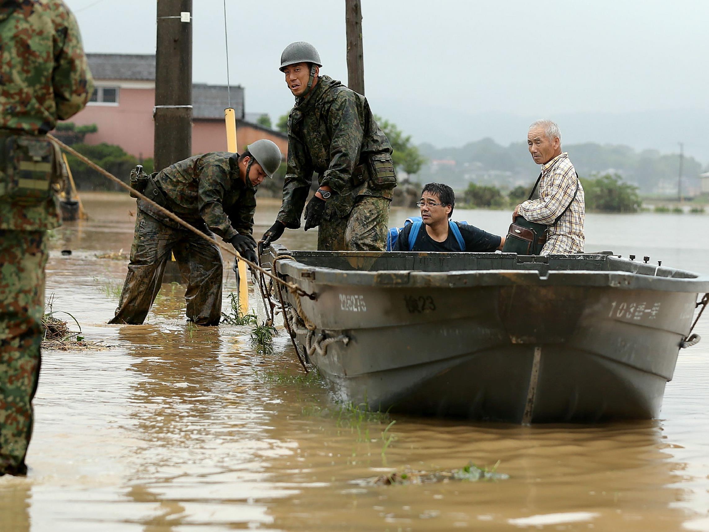 Durch heftige Regenfälle sind in Japan derzeit Dörfer überschwemmt.