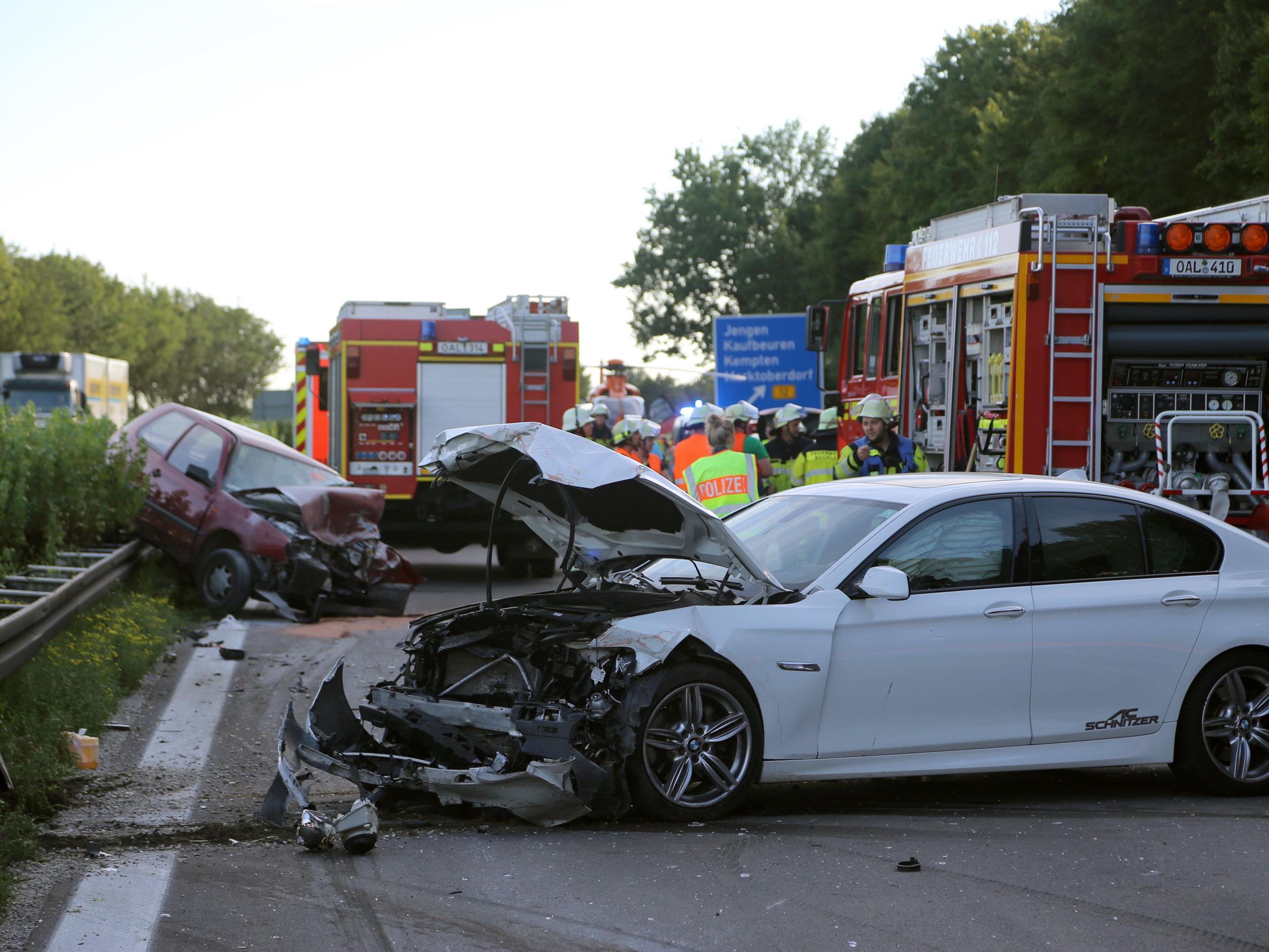 Zwei demolierte Fahrzeuge stehen am 14.08.2017 auf der Autobahn 96 bei Buchloe. Ein Geisterfahrer hatte den Unfall verursacht.