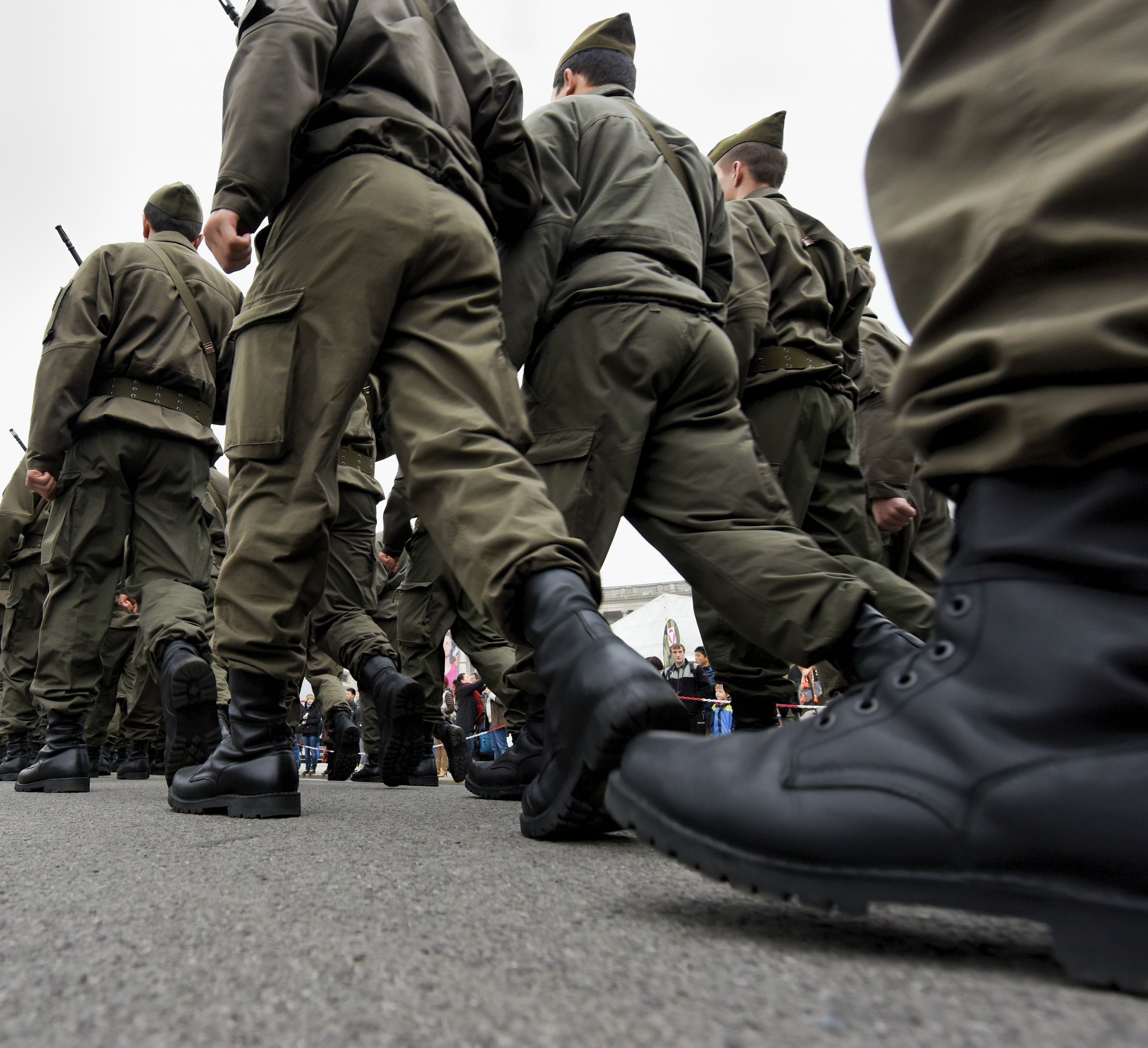 Nach dem Hitze-Tod eines 19-jährigen Rekruten wird wegen fahrlässiger Tötung ermittelt. Nach dem Hitze-Tod eines 19-jährigen Rekruten wird wegen fahrlässiger Tötung ermittelt.