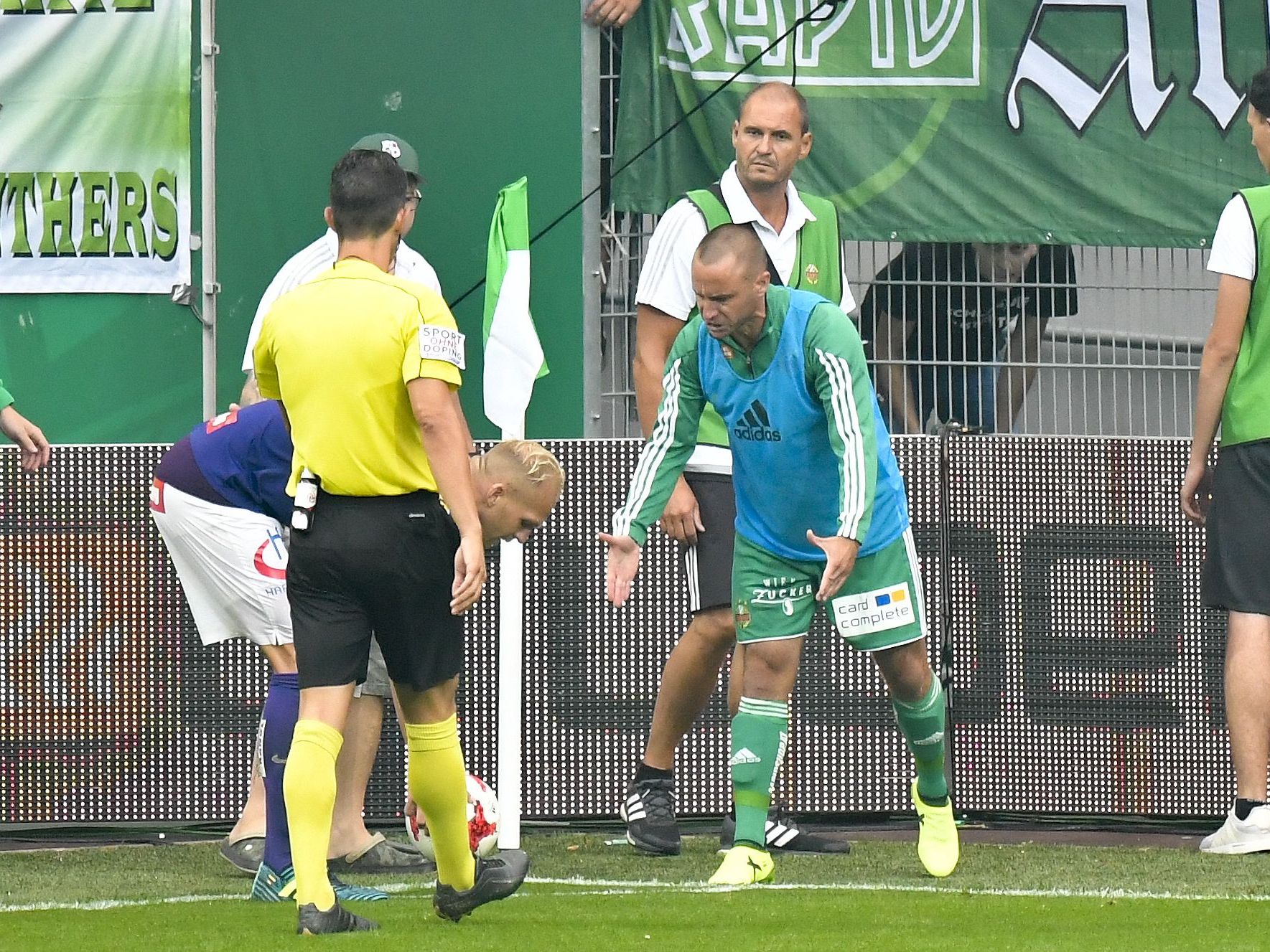Rapid-Urgestein Steffen Hofmann im Derby-Clinch mit Austrias Raphael Holzhauser. Rapid-Urgestein Steffen Hofmann im Derby-Clinch mit Austrias Raphael Holzhauser.