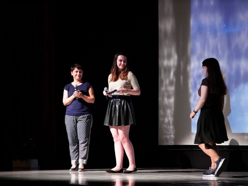 Festivalchefin Manuela Mylonas mit der charismatischen Moderatorin Ina, die aus dem Walgau kommt. Festivalchefin Manuela Mylonas mit der charismatischen Moderatorin Ina, die aus dem Walgau kommt.