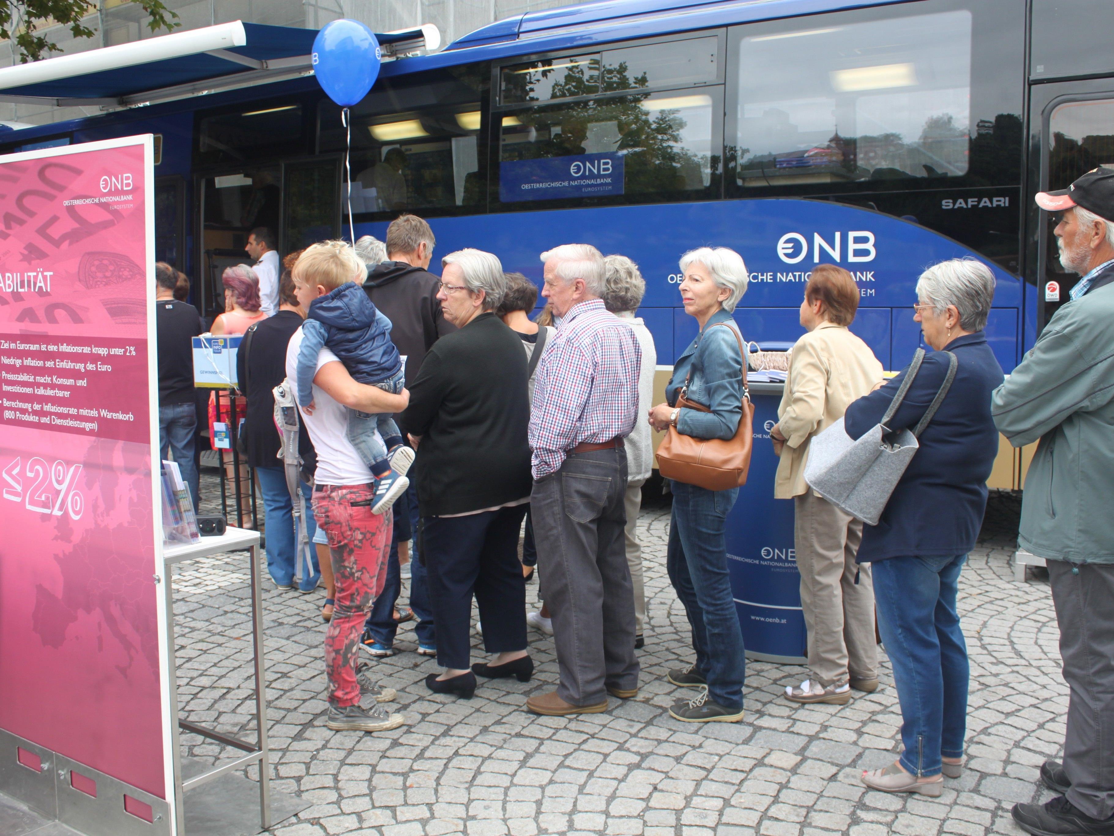 Besucher beim Euro-Bus in Feldkirch.