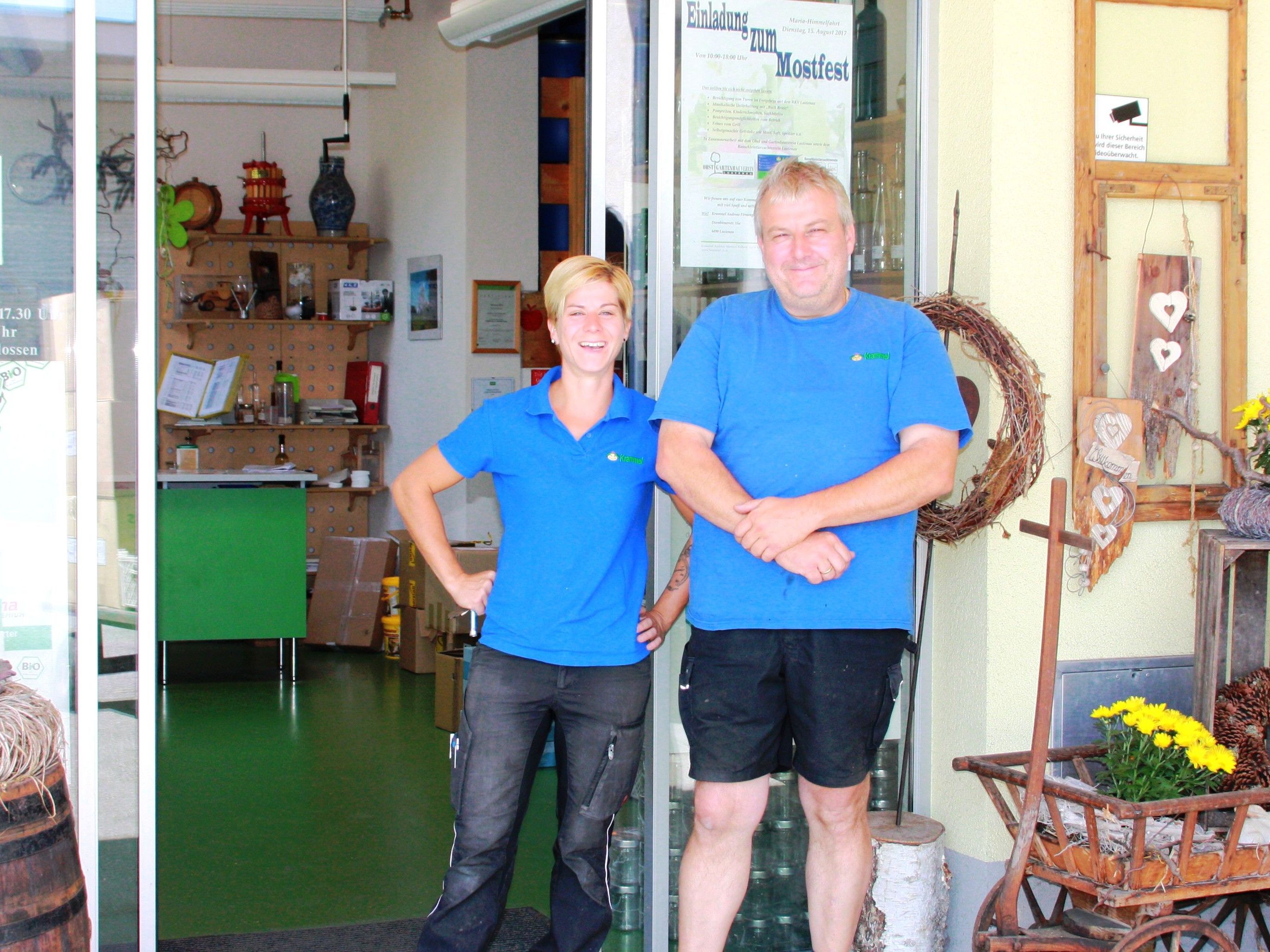 Rebecca und Andi: „Unser Team sowie zwei örtliche Vereine rüsten sich auf das Mostfest“. Rebecca und Andi: „Unser Team sowie zwei örtliche Vereine rüsten sich auf das Mostfest“.