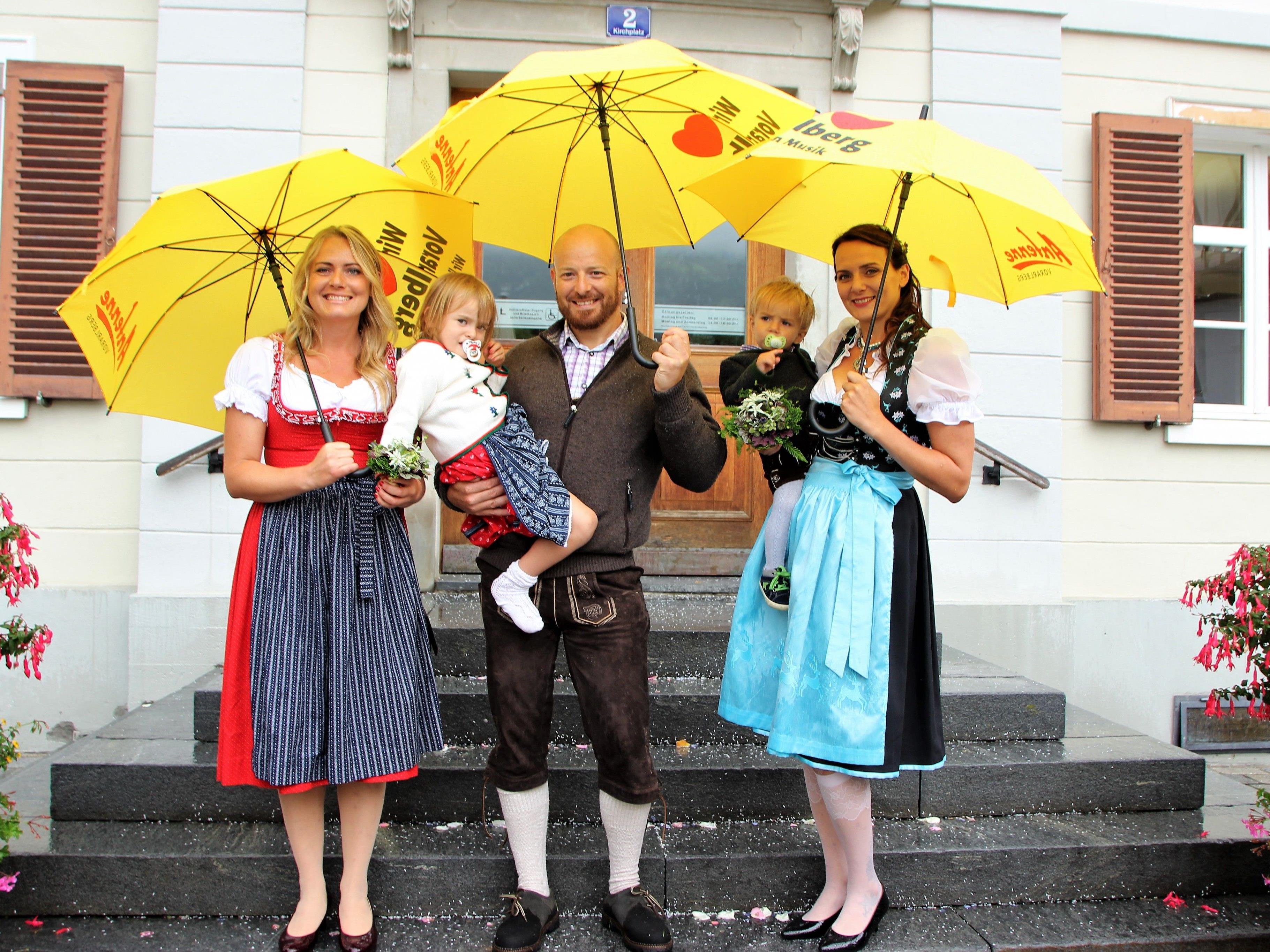 Das Antenne-Team Vorarlberg überraschte das Brautpaar mit sonnengelben Regenschirmen.