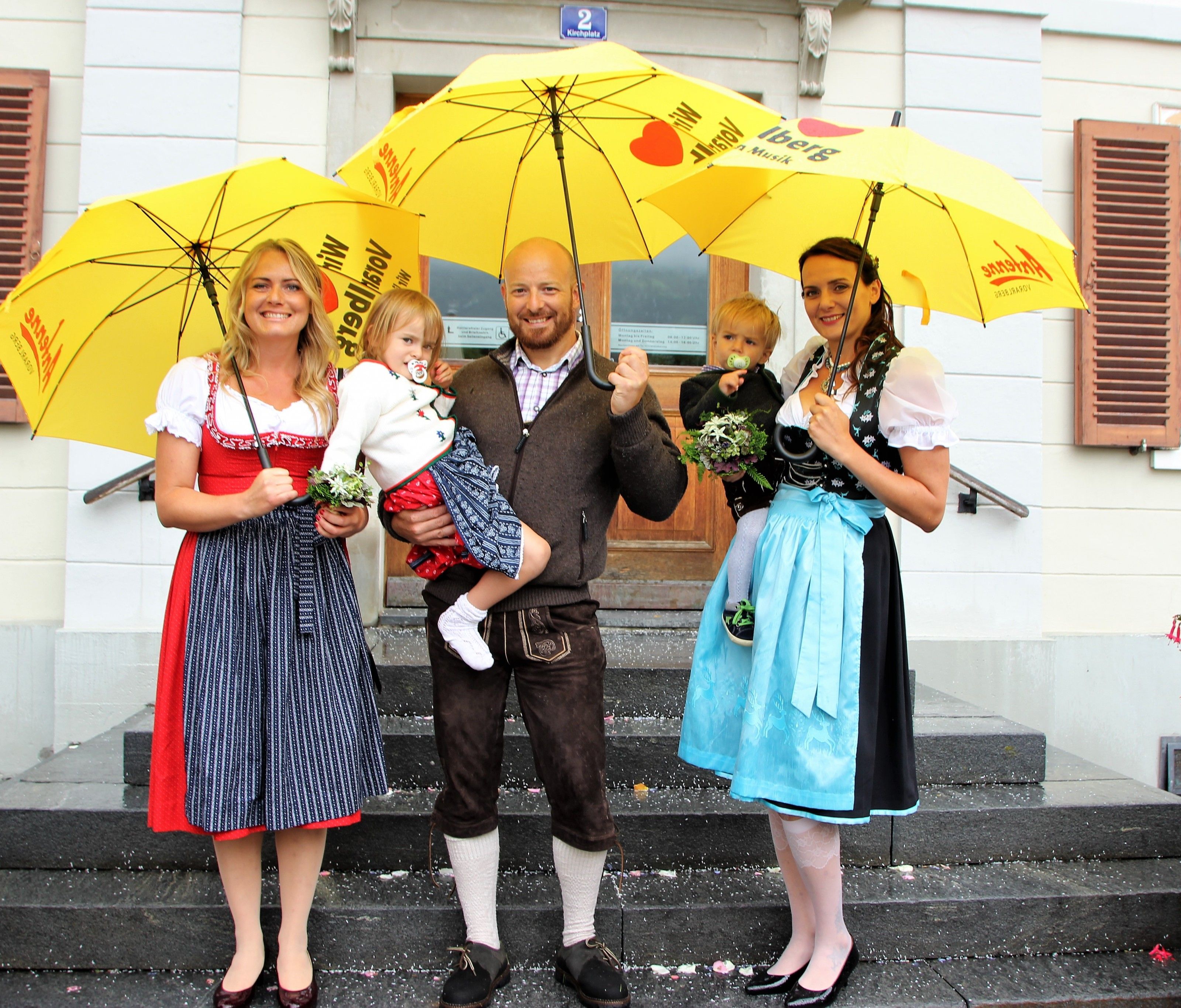 Das Antenne-Team Vorarlberg überraschte das Brautpaar mit sonnengelben Regenschirmen. Das Antenne-Team Vorarlberg überraschte das Brautpaar mit sonnengelben Regenschirmen.