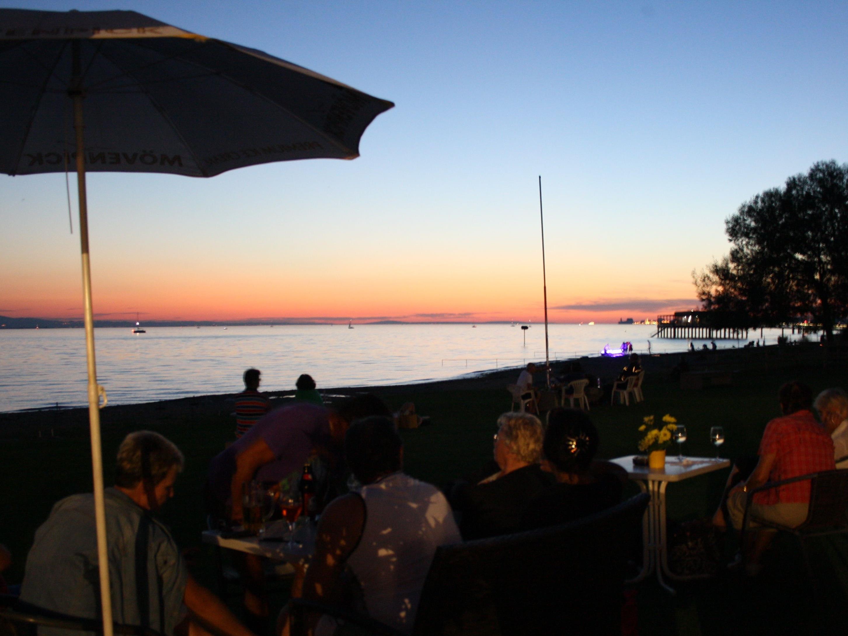 Seegenuss im „Treff am See“ mit Musik und Kulinarium sowie dem traditionellen Feuerwerk beim Bregenzer Hafenfest zu später Stunde.