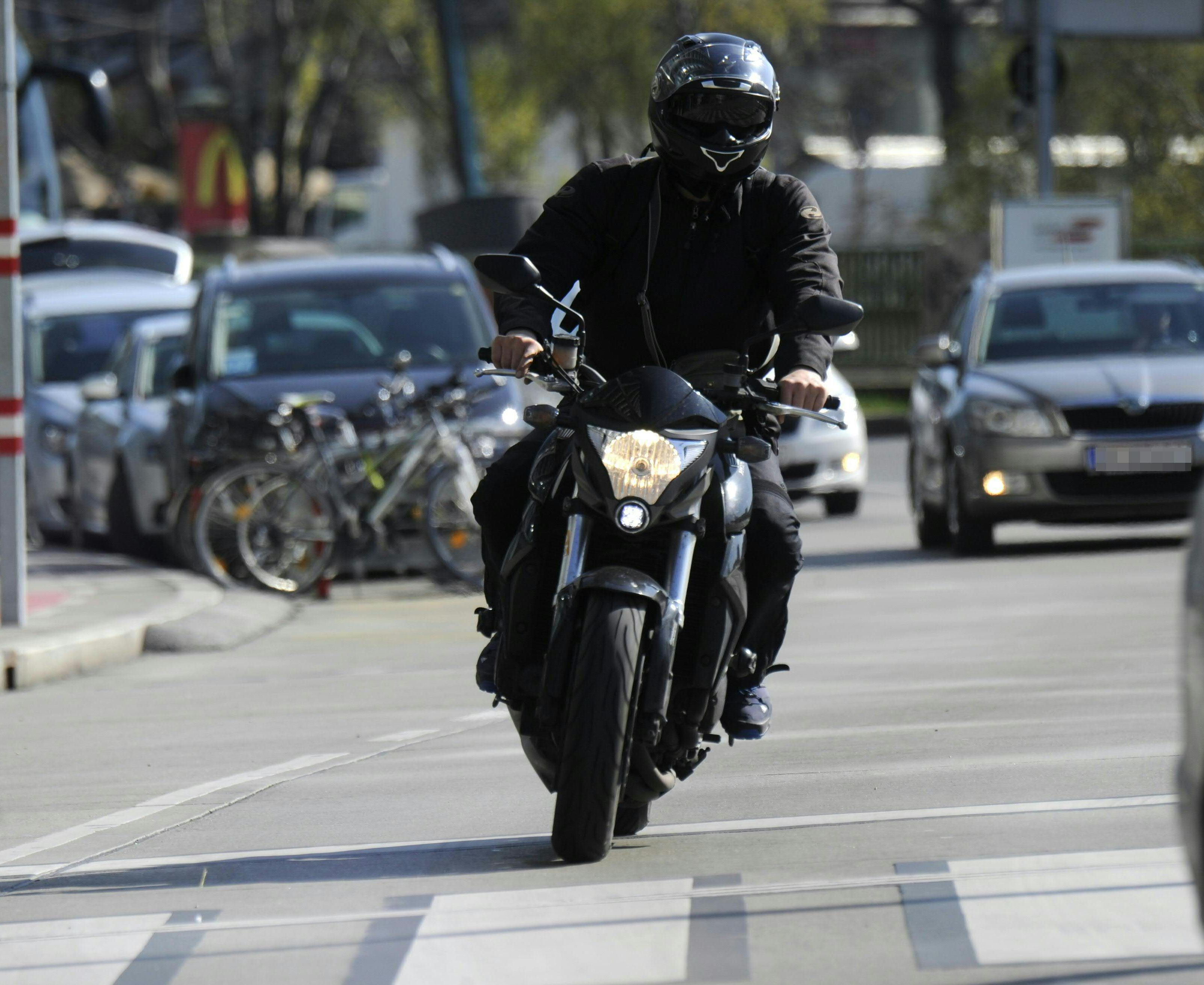 Ein Motorradlenker ist bei einem Zusammenstoß mit einem Pkw in NÖ schwer verletzt worden. Ein Motorradlenker ist bei einem Zusammenstoß mit einem Pkw in NÖ schwer verletzt worden.