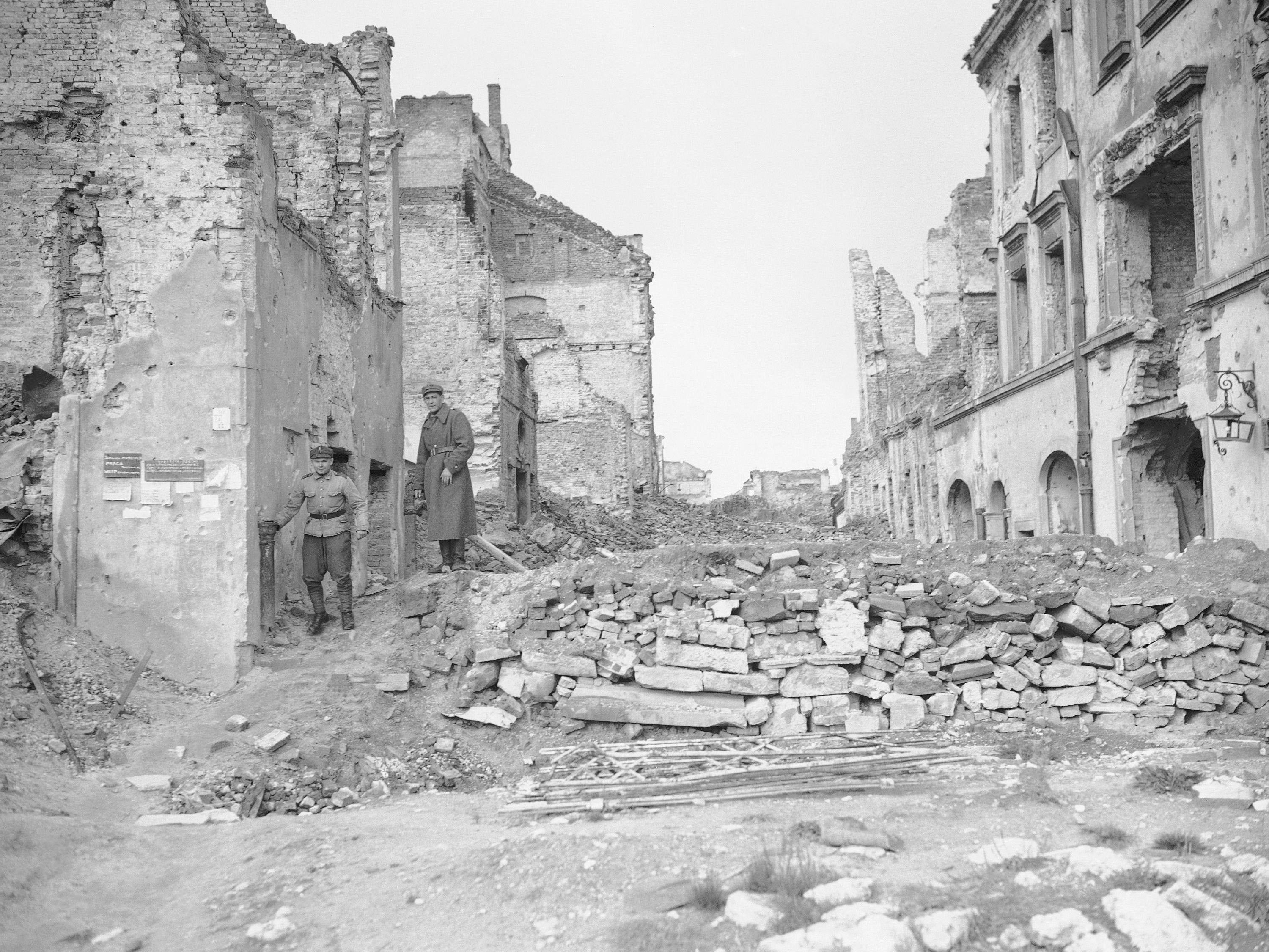 Zwei deutsche Soldaten in den Trümmern von Warschau.