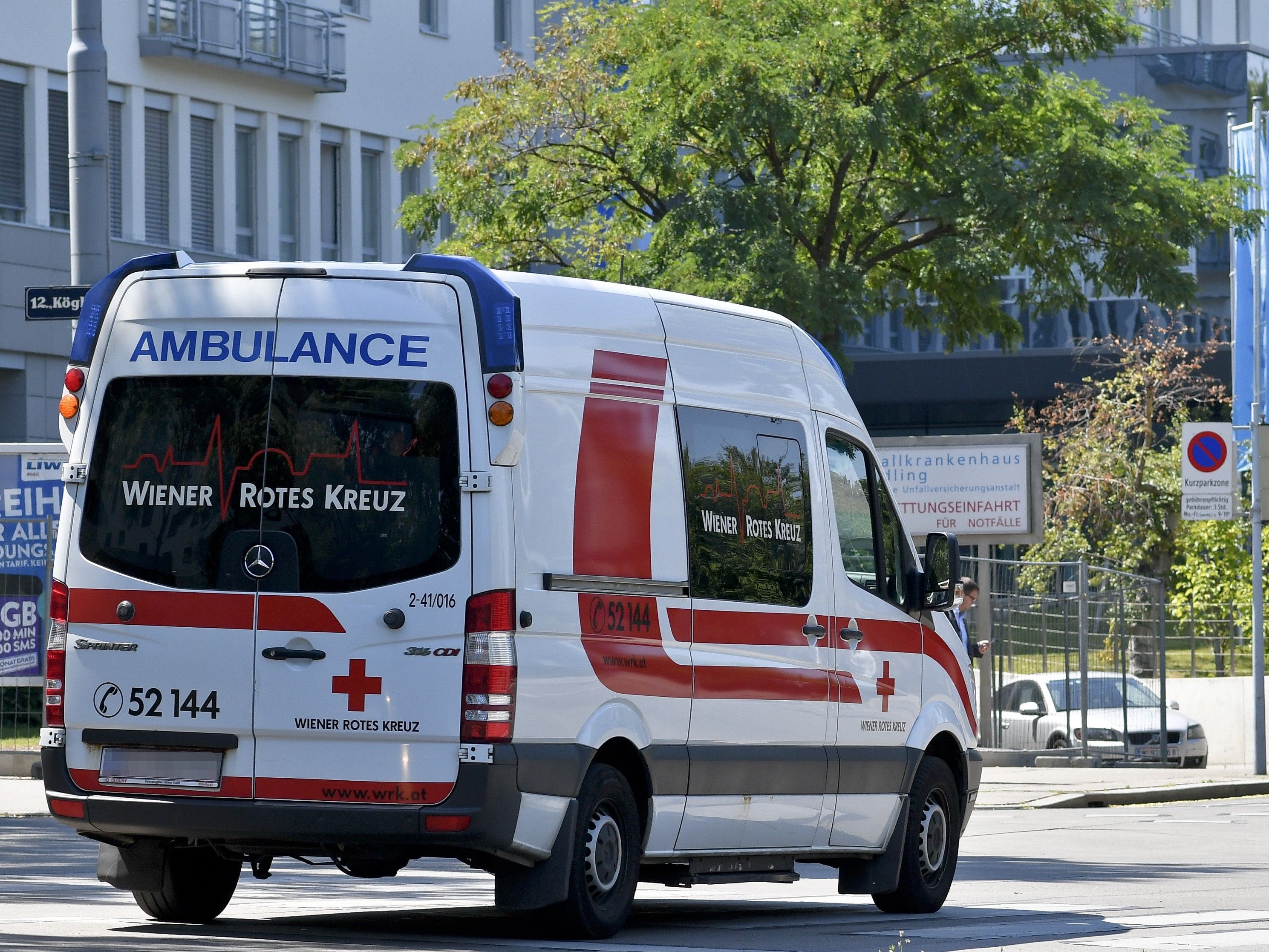Der Porsche-Fahrer wurde leicht vereltzt und mit der Rettung ins Krankenhaus gebracht. Der Porsche-Fahrer wurde leicht vereltzt und mit der Rettung ins Krankenhaus gebracht.