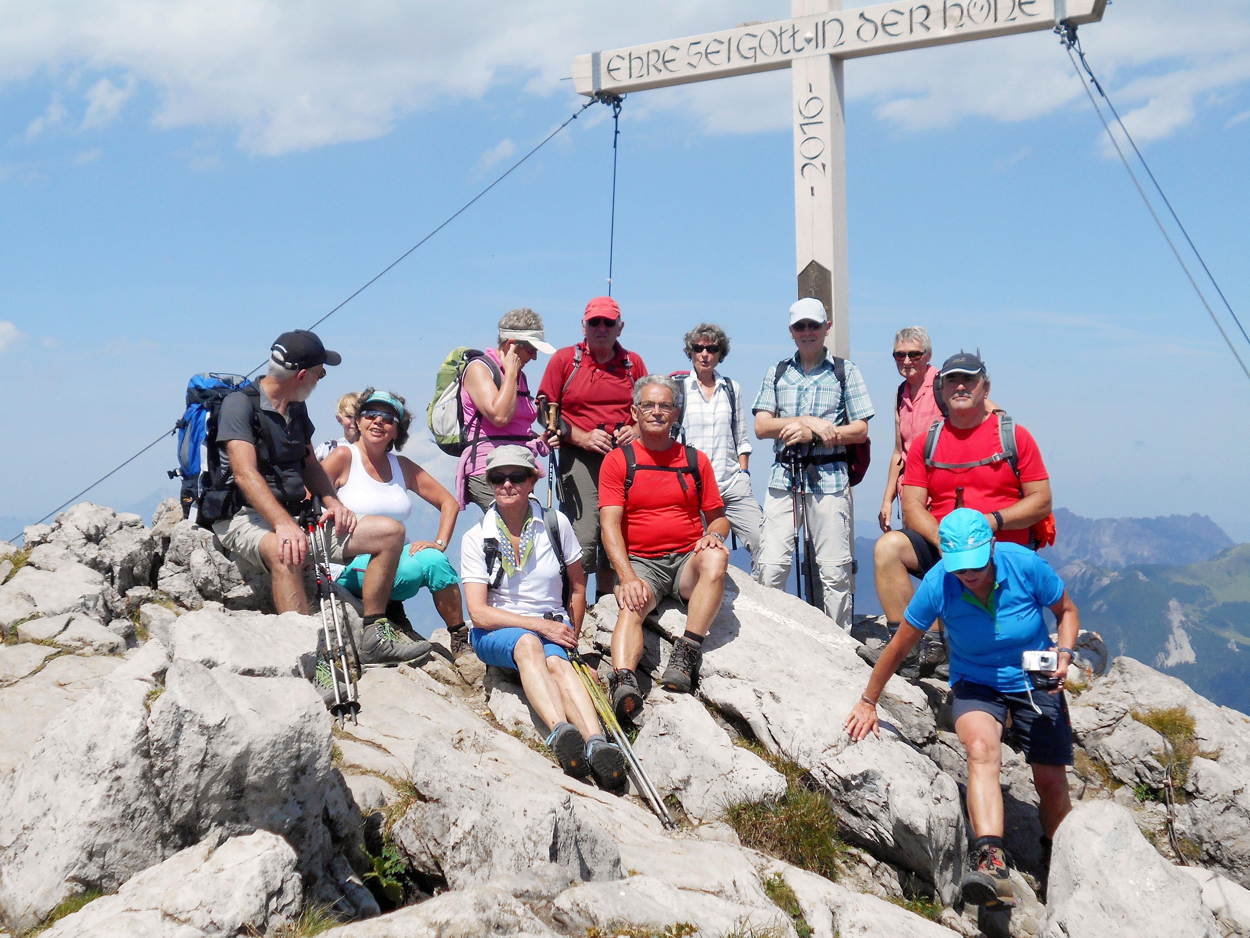 Die Wanderfreunde vom Seniorenbund beim Gipfelkreuz vom Augstenberg