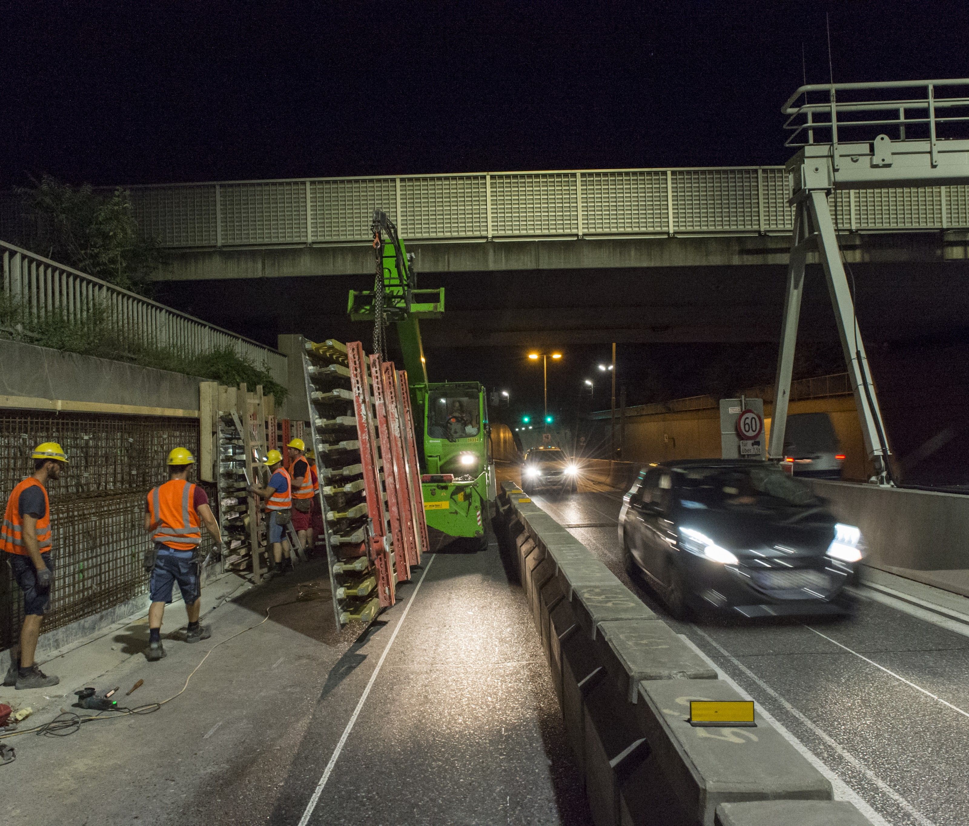 Halbzeit bei der Baustelle auf der A23 zwischen Stadlau und Hirschstetten. Halbzeit bei der Baustelle auf der A23 zwischen Stadlau und Hirschstetten.