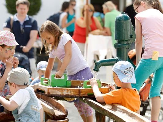 Auf Schloss Hof wird in den Sommerferien ein buntes Kinderprogramm geboten. Auf Schloss Hof wird in den Sommerferien ein buntes Kinderprogramm geboten.