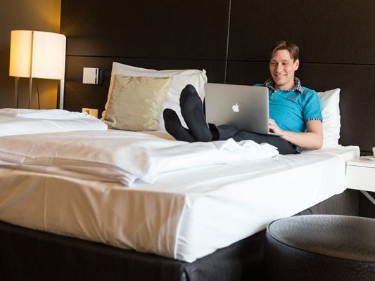 Im klimatisierten Hotelzimmer können Wiener eine erholsame Nacht verbringen. Im klimatisierten Hotelzimmer können Wiener eine erholsame Nacht verbringen.