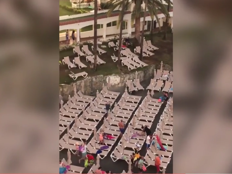 Die Urlauber im Wettlauf um die besten Sonnenliegen. Die Urlauber im Wettlauf um die besten Sonnenliegen.