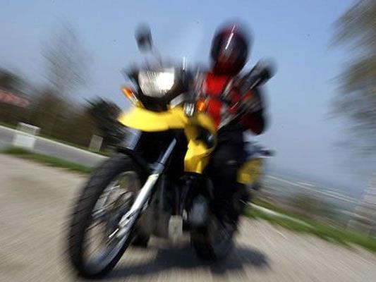 Der Wiener Motorradfahrer war viel zu schnell im Weinviertel unterwegs.