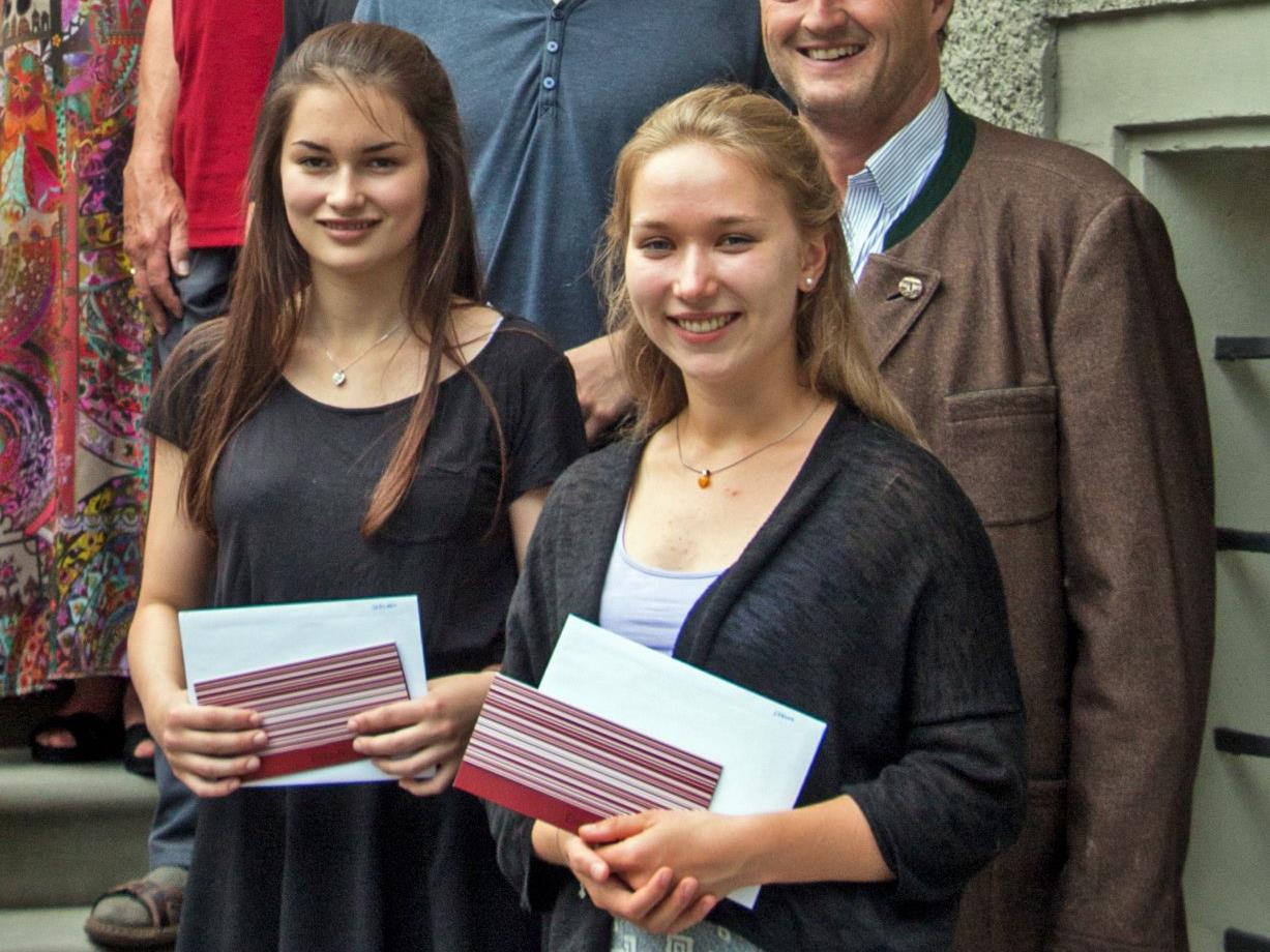 v. l. Sheileen Waibel und Verena Zaisberger bei der Verabschiedung im Rathaus mit Franz-Clemens Waldburg-Zeil