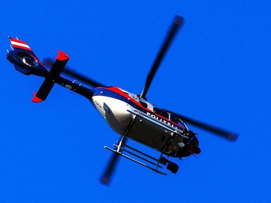 Mit dem Polizeihubschrauber wurde nach dem Verletzten gesucht. Mit dem Polizeihubschrauber wurde nach dem Verletzten gesucht.